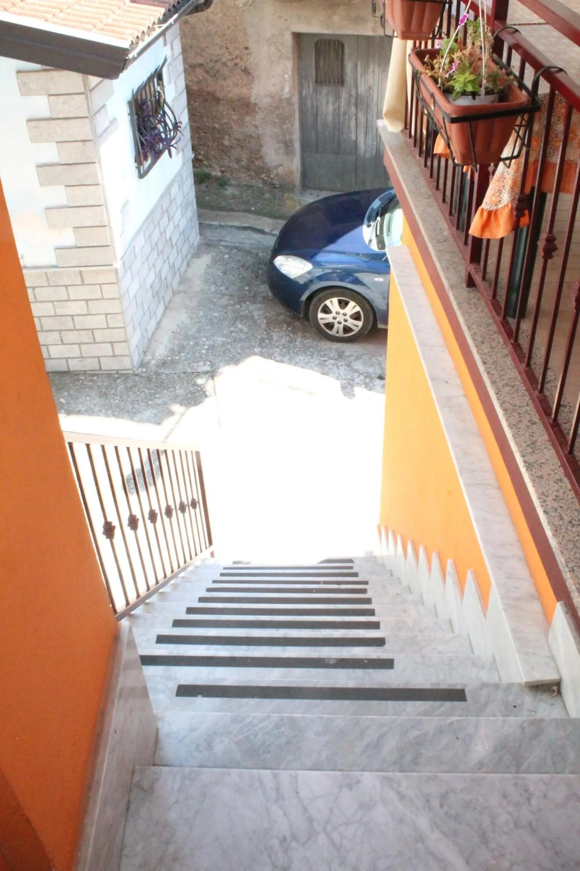 Facade/entrance in Montagne Rocciose