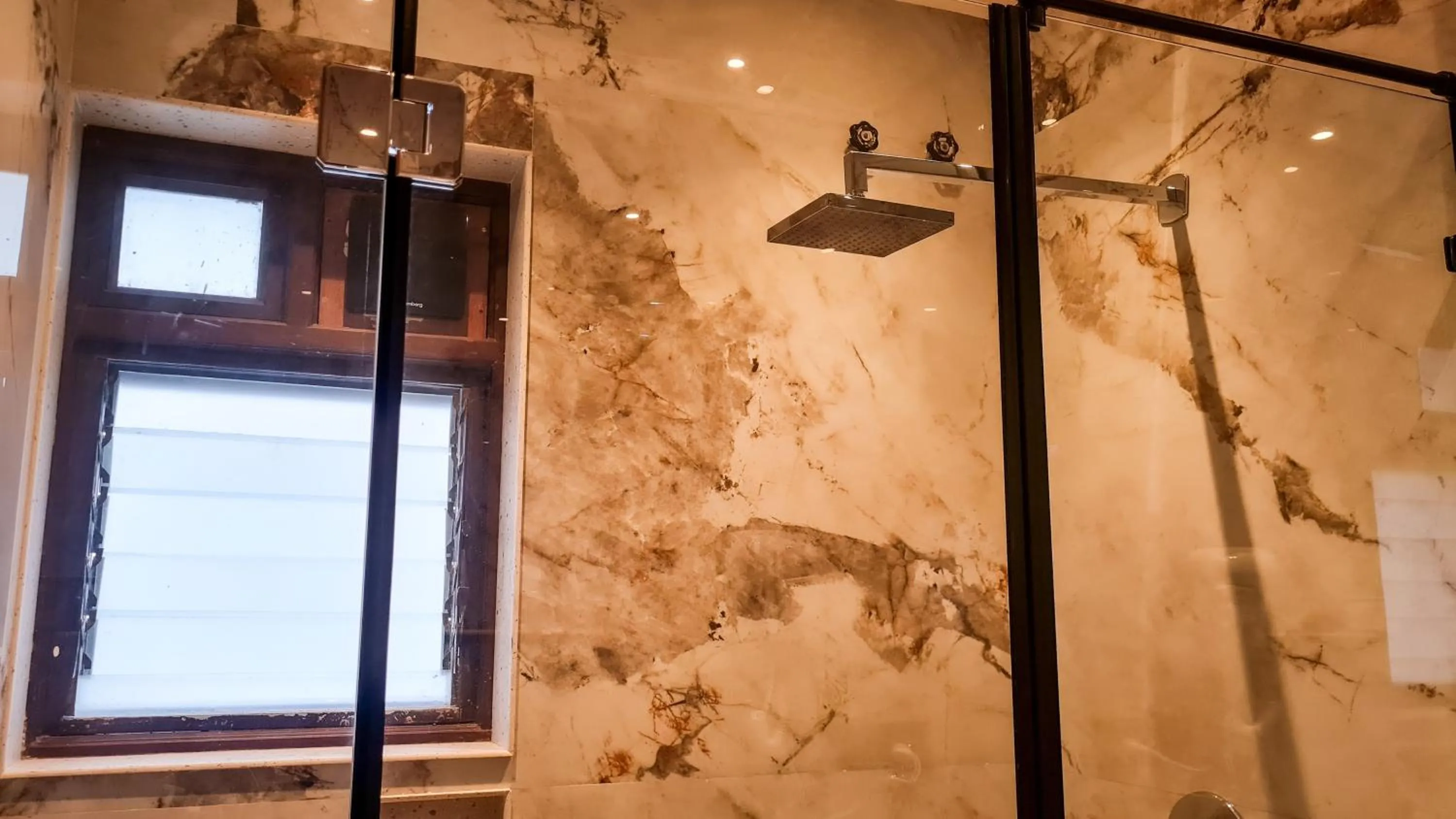 Shower in The Moira - Bed and Breakfast