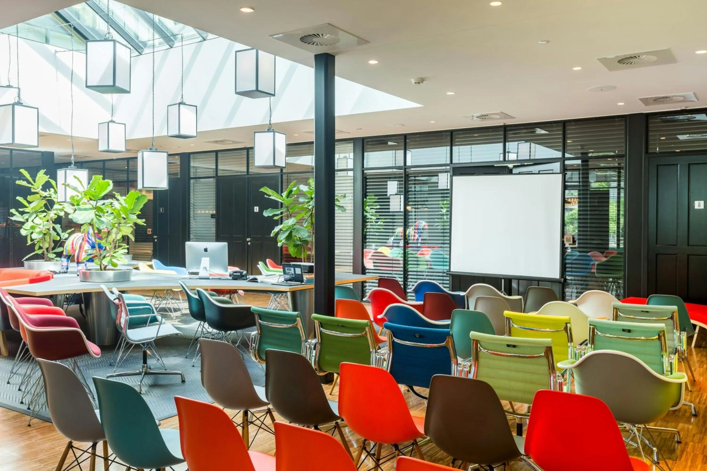 Meeting/conference room in citizenM Rotterdam