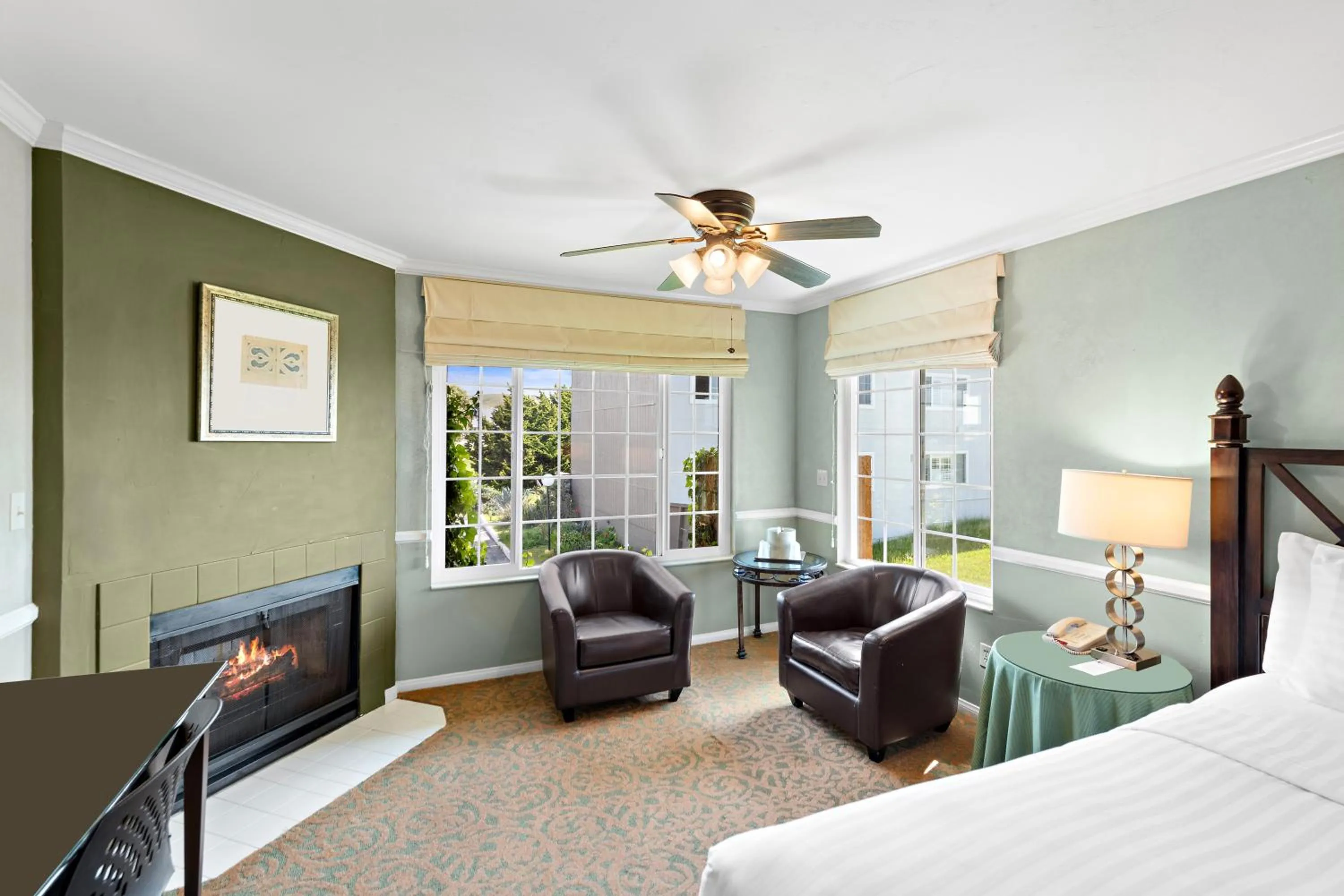 Seating area, Bed in The Morgan San Simeon - Cambria by Hearst Castle