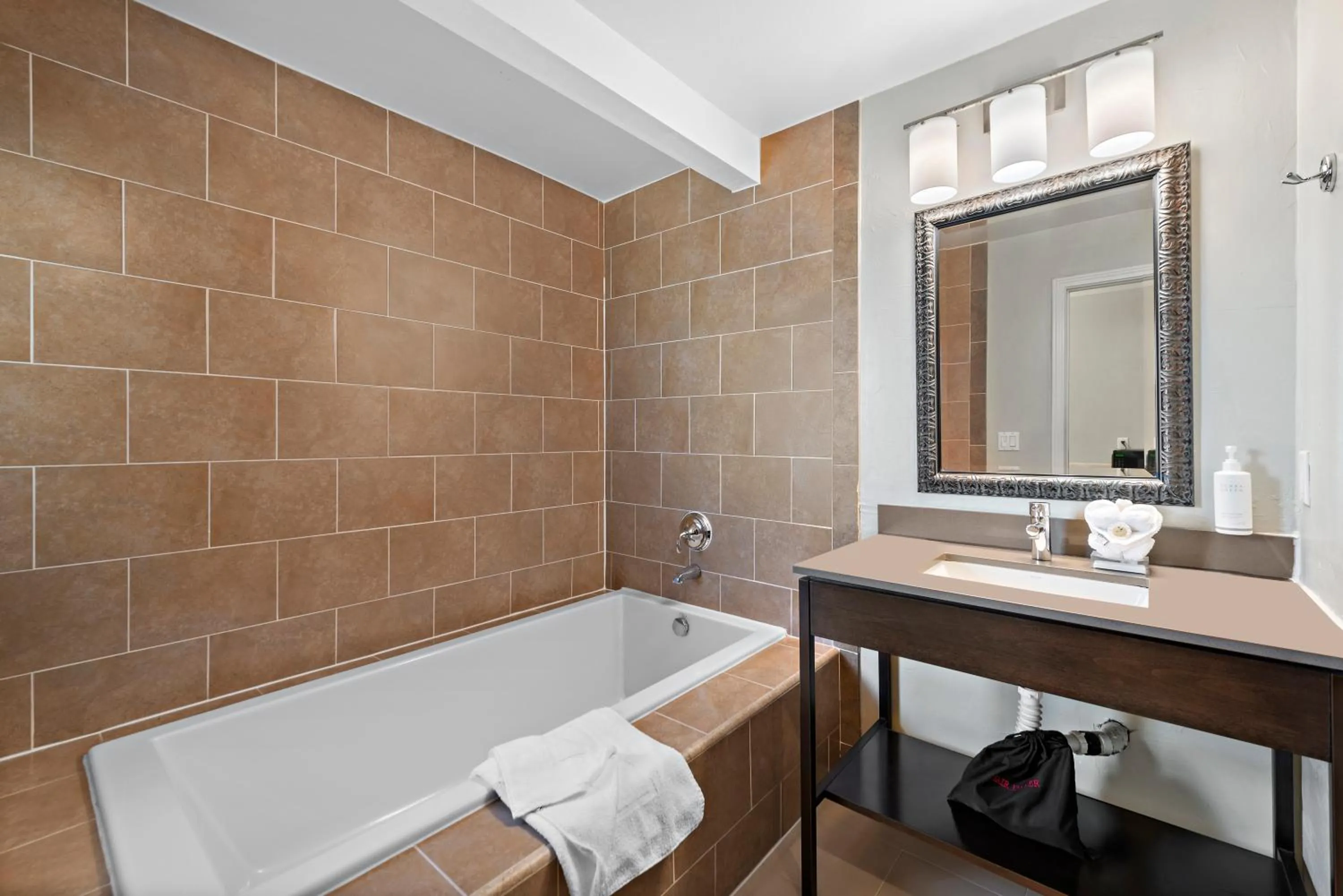 Bathroom, Bed in The Morgan San Simeon - Cambria by Hearst Castle