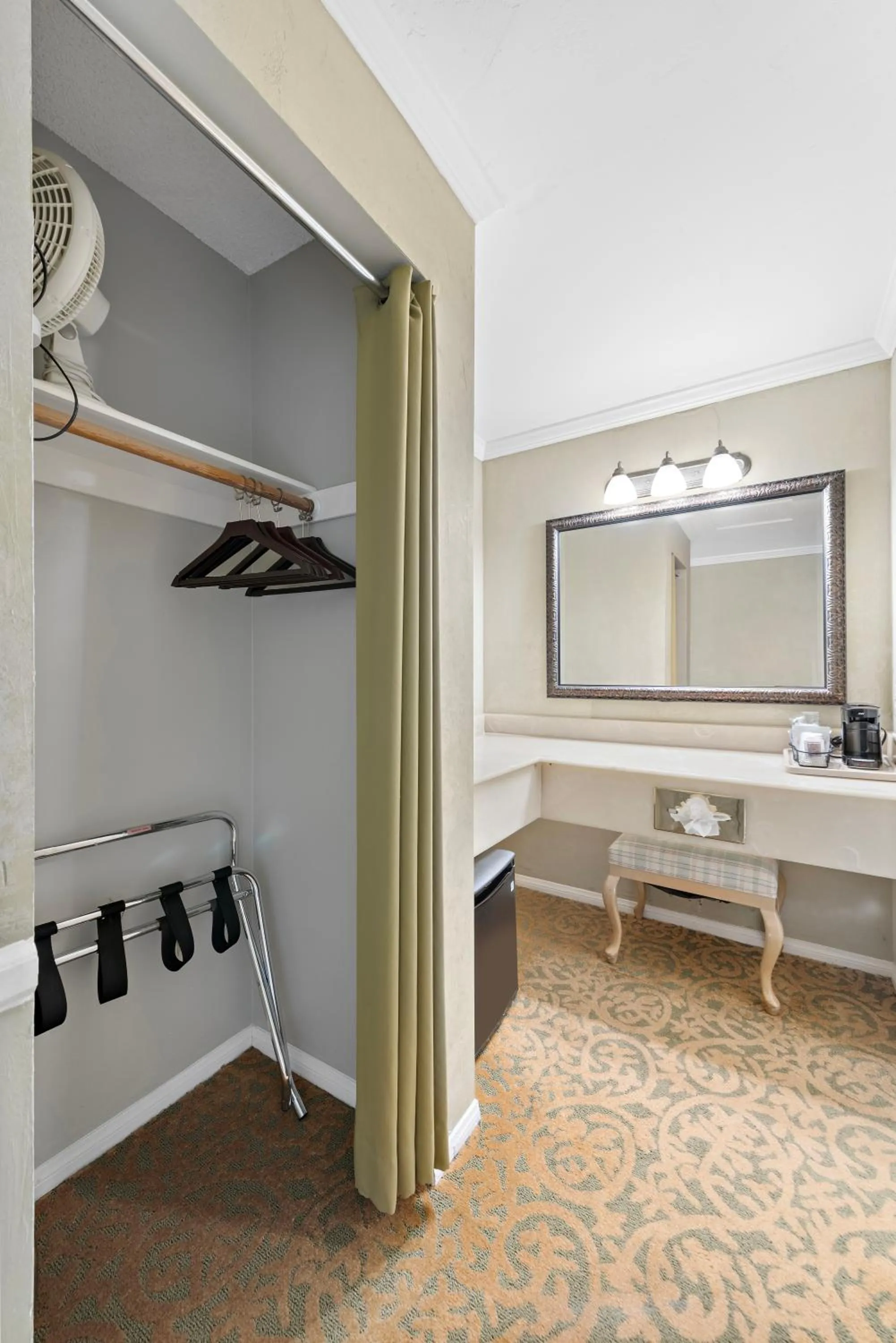 Coffee/tea facilities in The Morgan San Simeon - Cambria by Hearst Castle