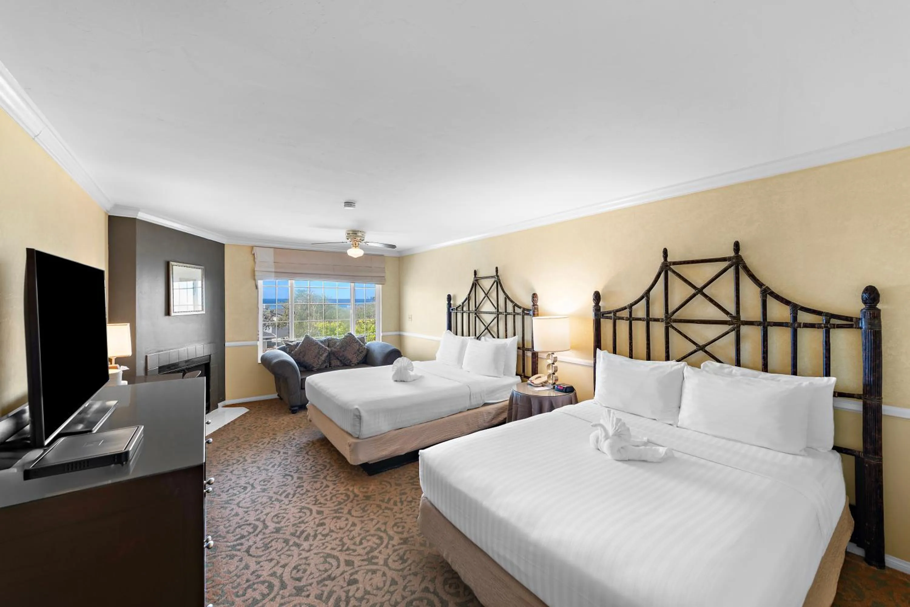 Photo of the whole room, Bed in The Morgan San Simeon - Cambria by Hearst Castle