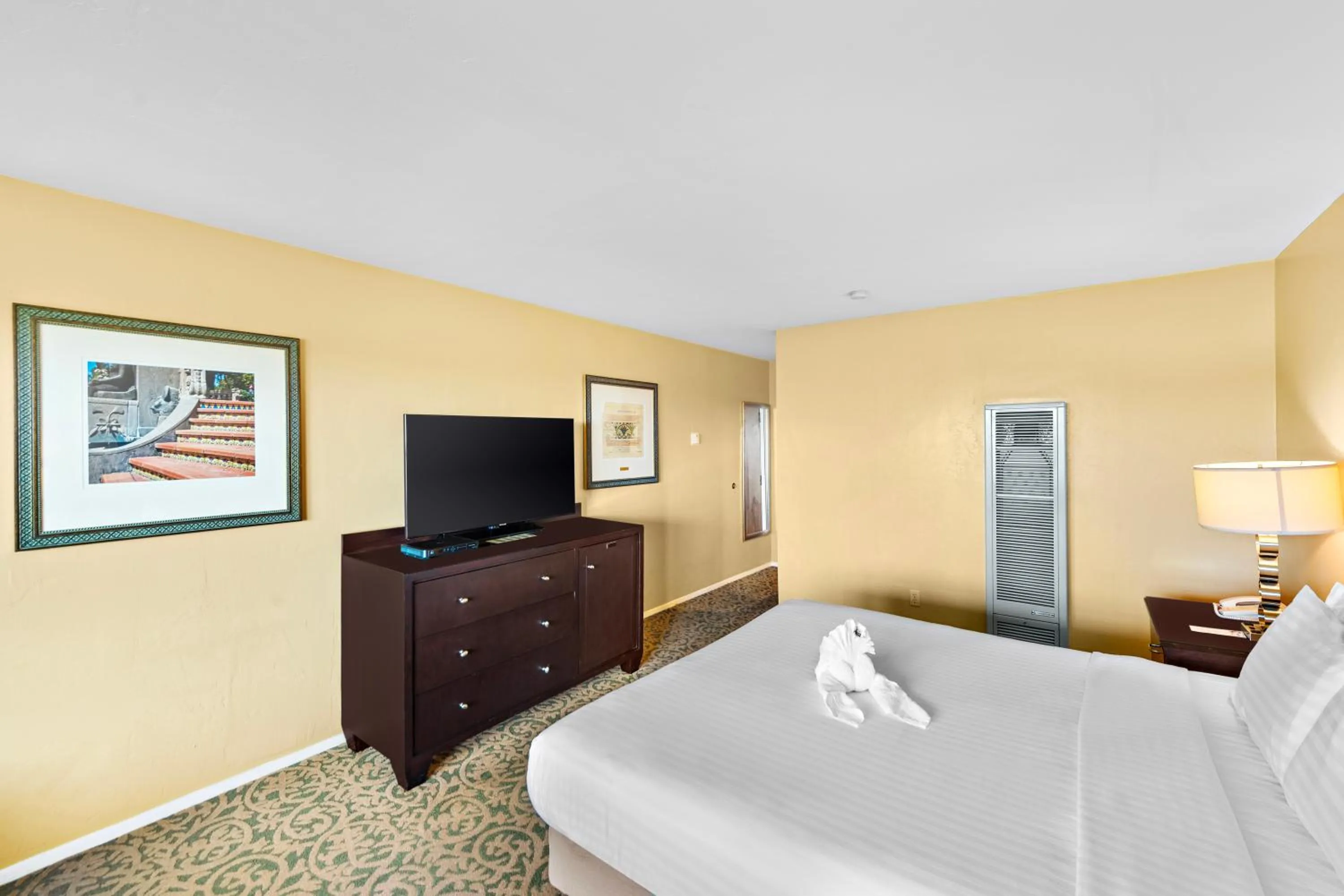 Photo of the whole room, Bed in The Morgan San Simeon - Cambria by Hearst Castle