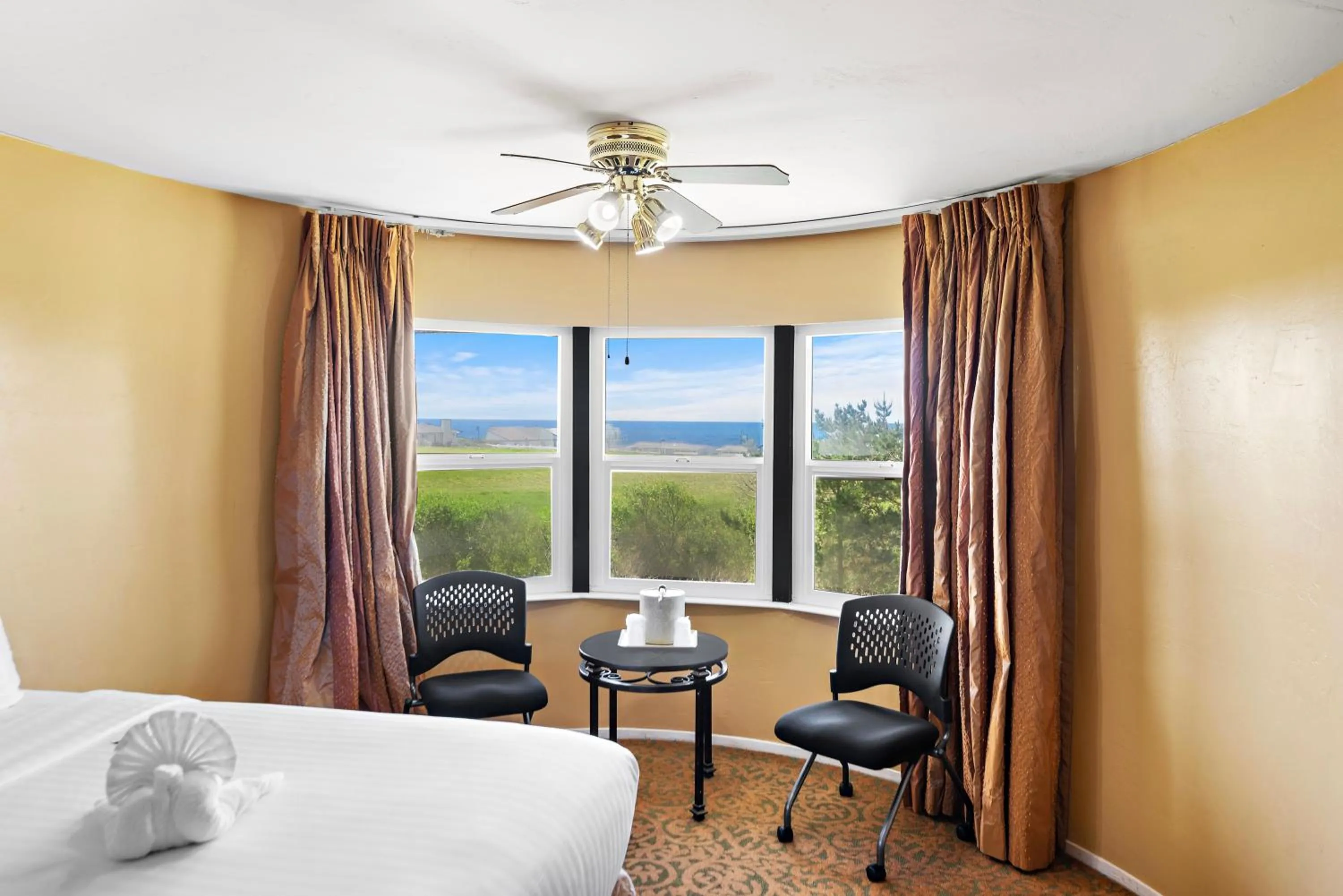 Seating area, Bed in The Morgan San Simeon - Cambria by Hearst Castle