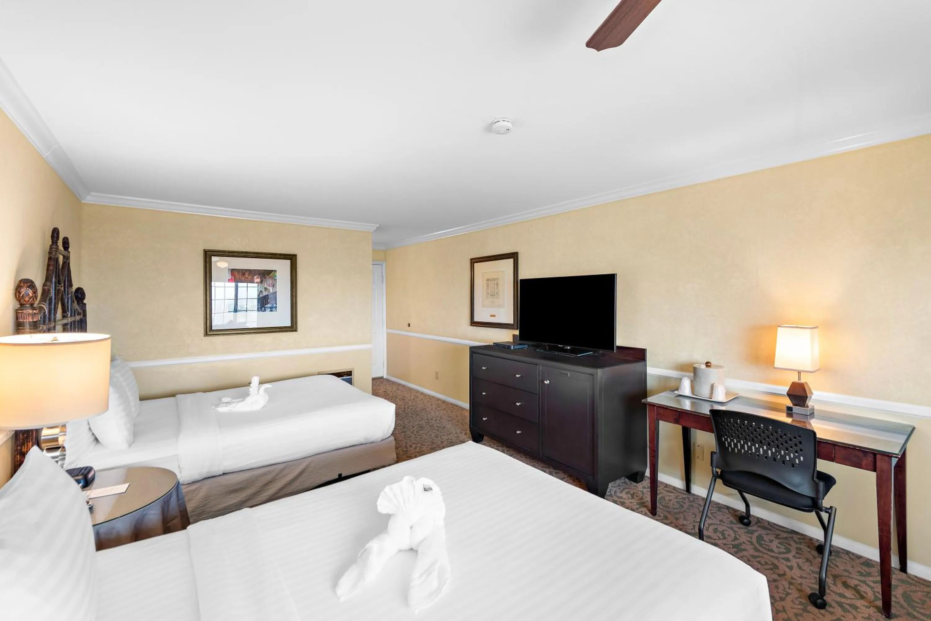 Photo of the whole room, Bed in The Morgan San Simeon - Cambria by Hearst Castle