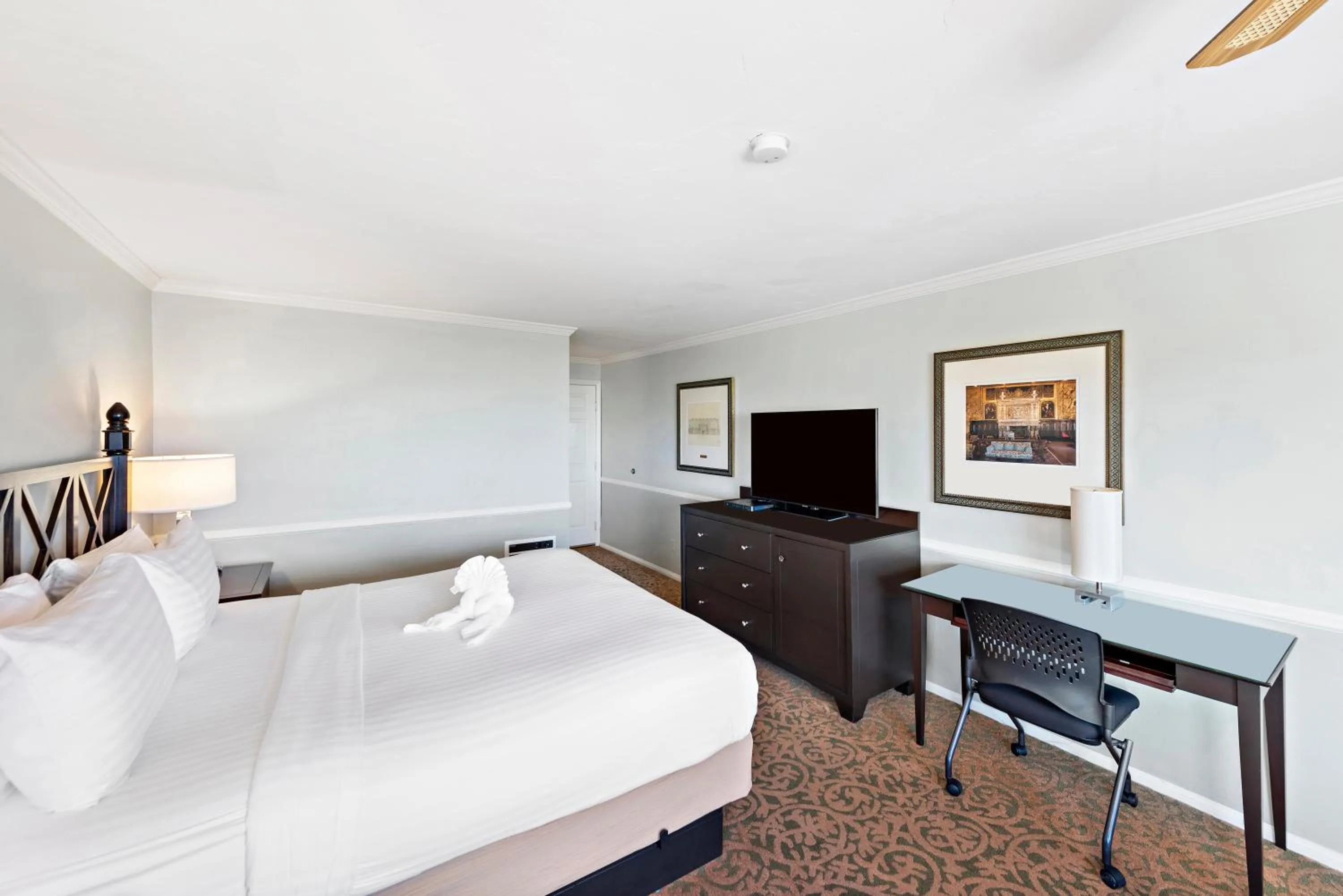 Photo of the whole room, Bed in The Morgan San Simeon - Cambria by Hearst Castle