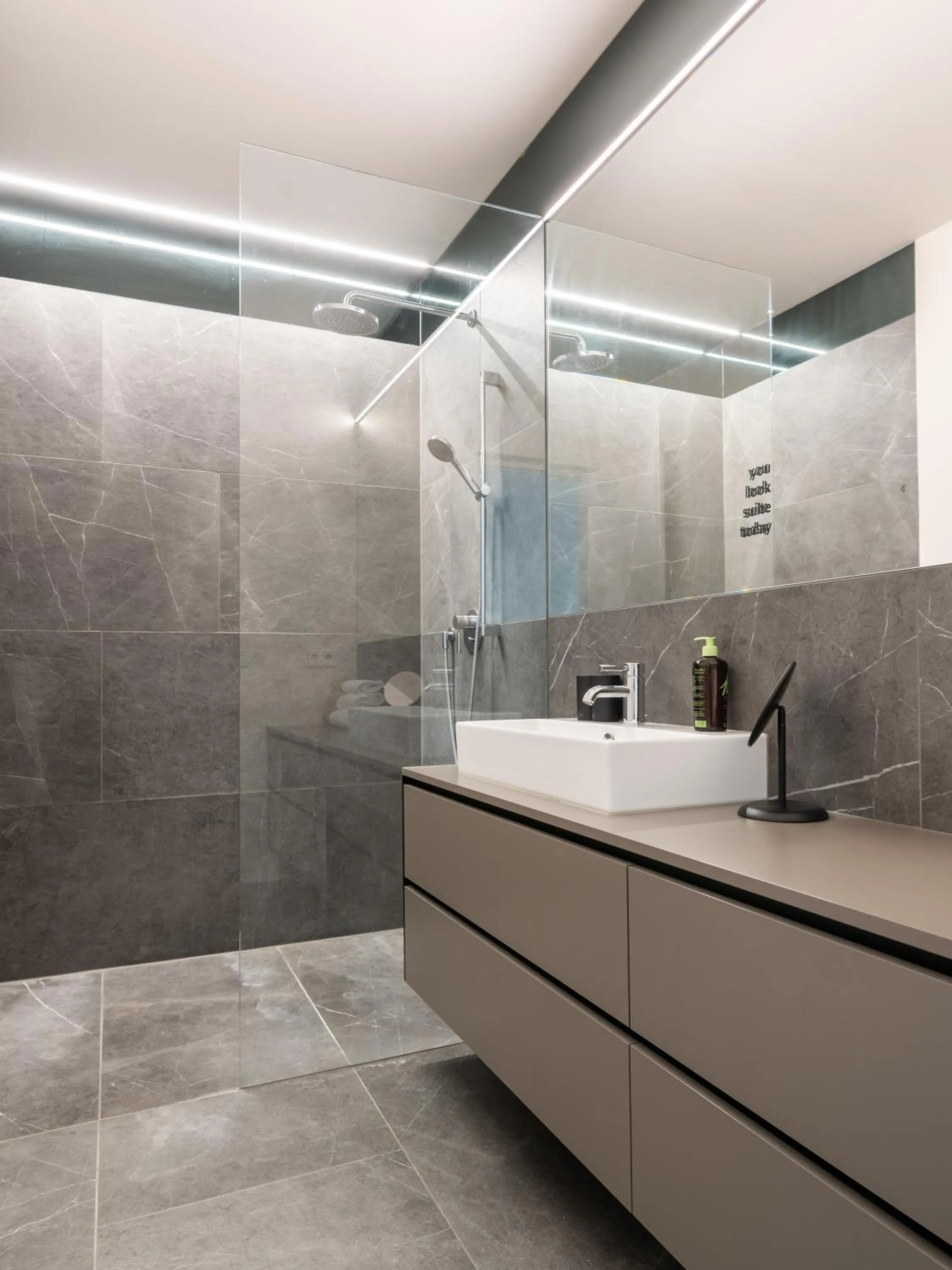 Shower in Limehome Linz Schillerstraße