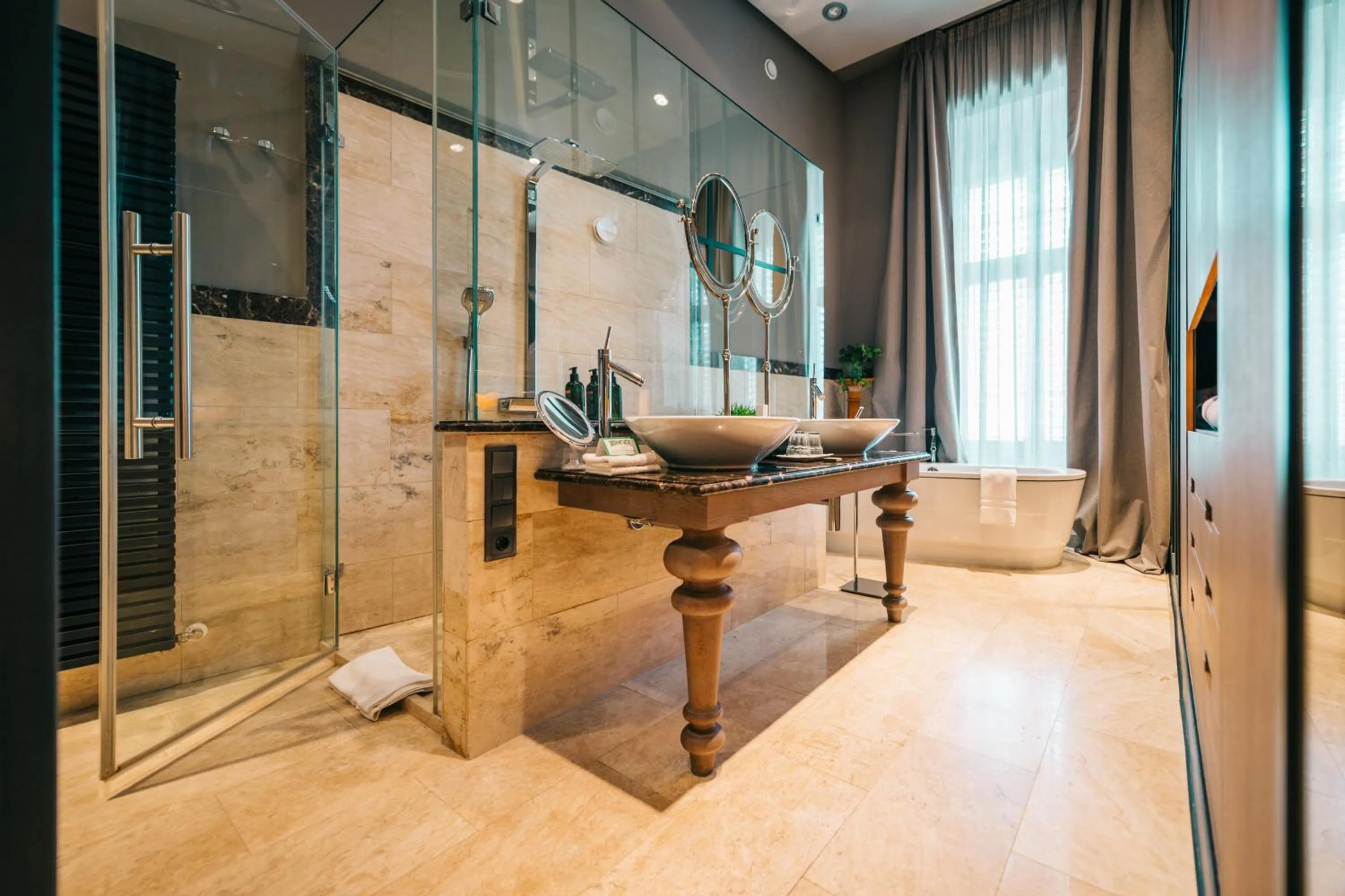 Shower in BALTAZÁR Boutique Hotel