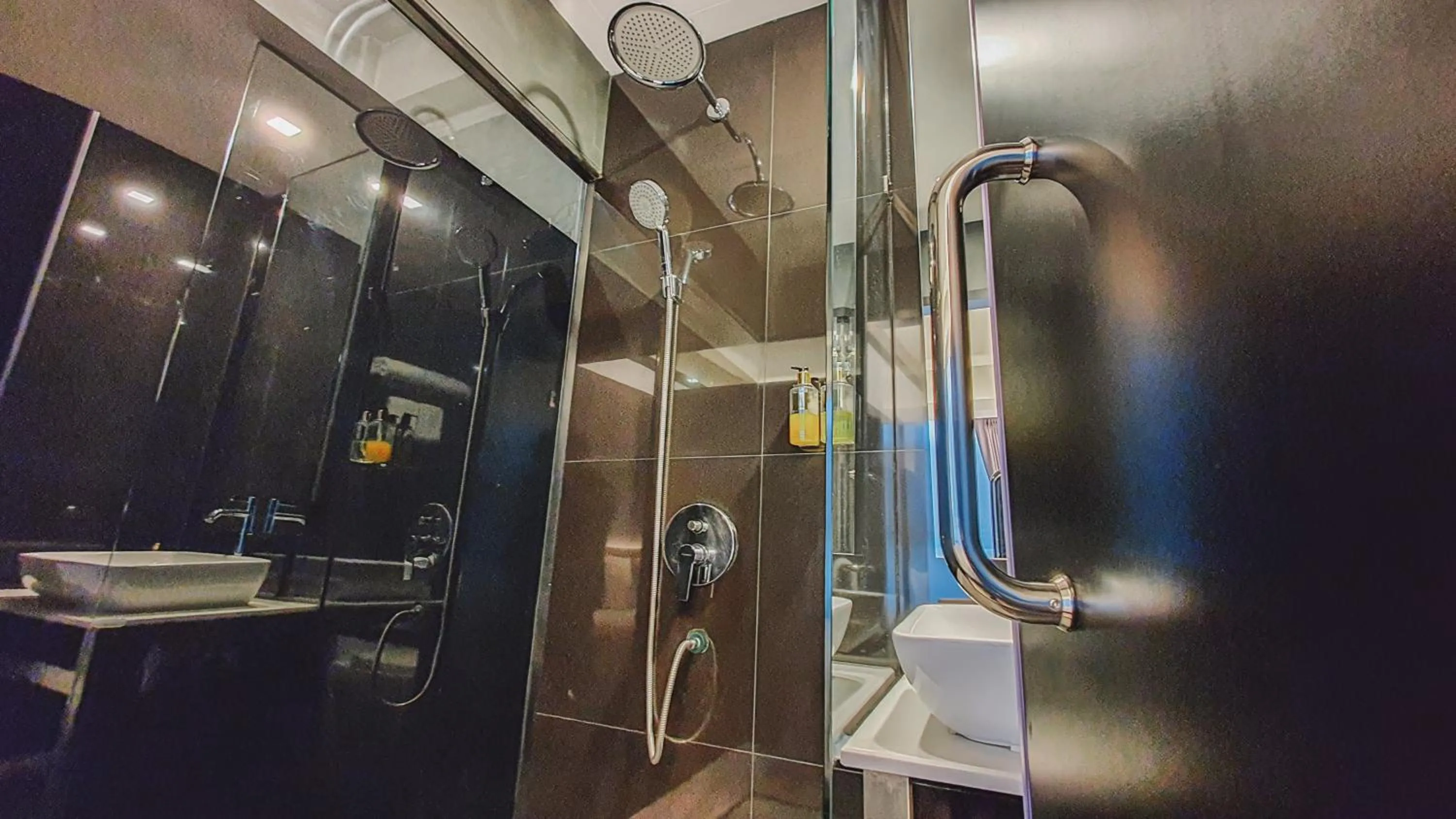 Shower in Hotel Ordinary Bangkok