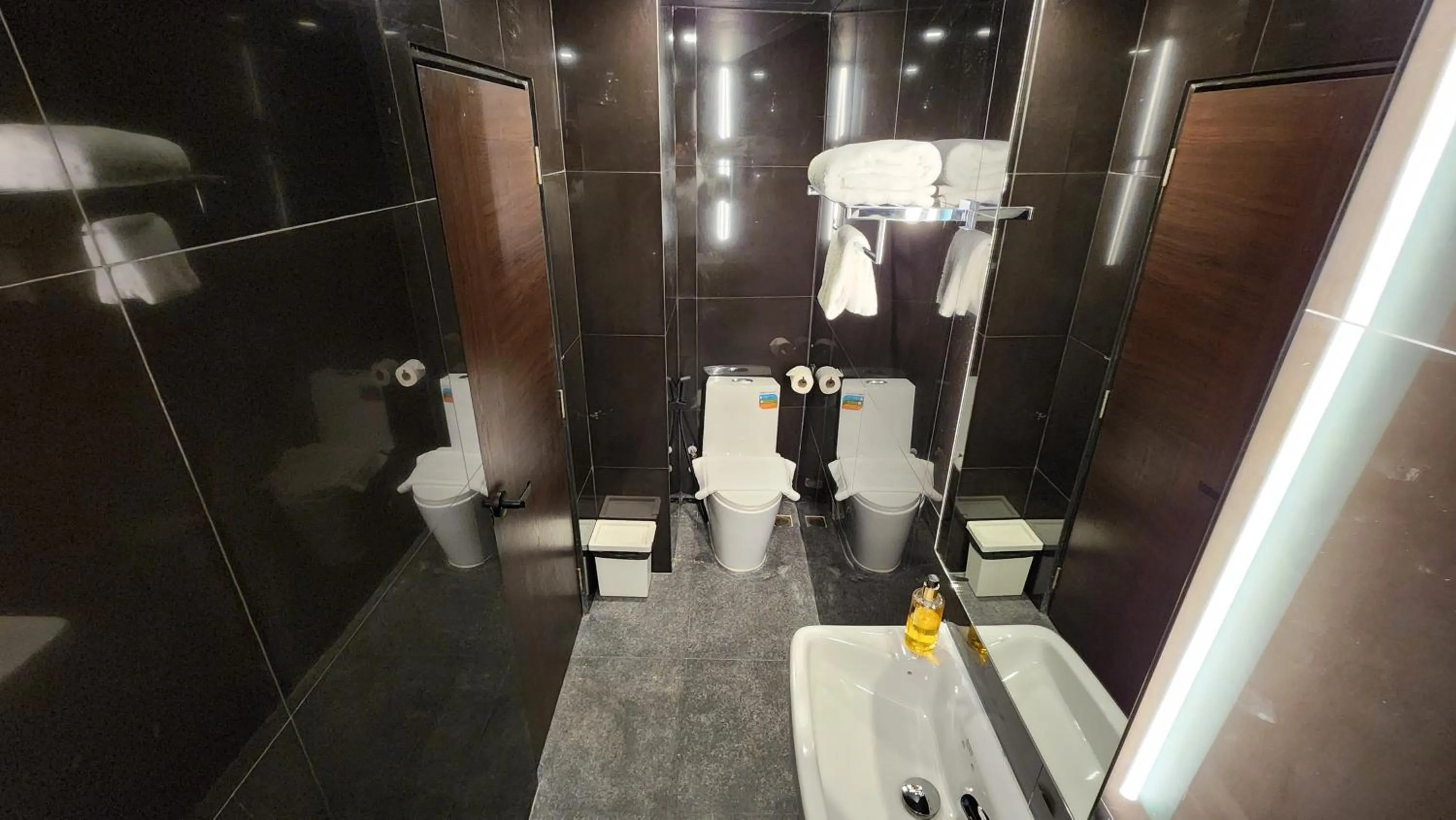 Shower in Hotel Ordinary Bangkok