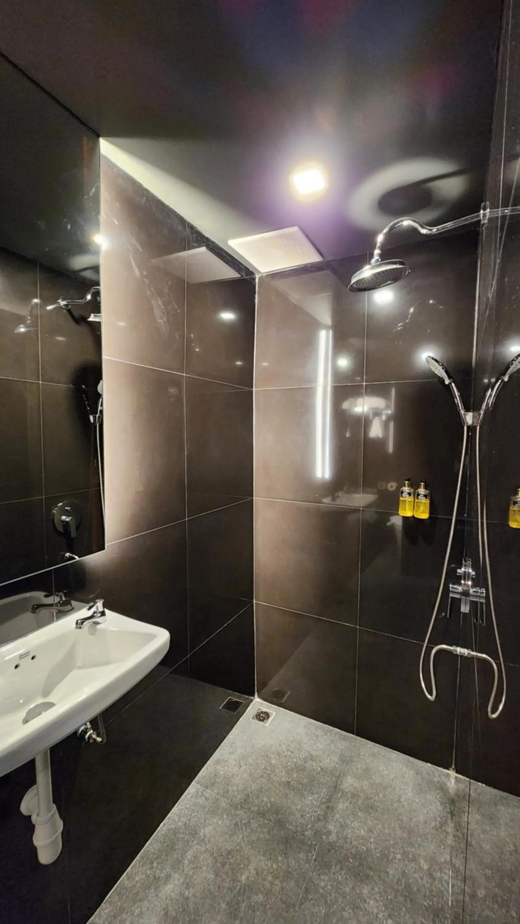 Shower in Hotel Ordinary Bangkok