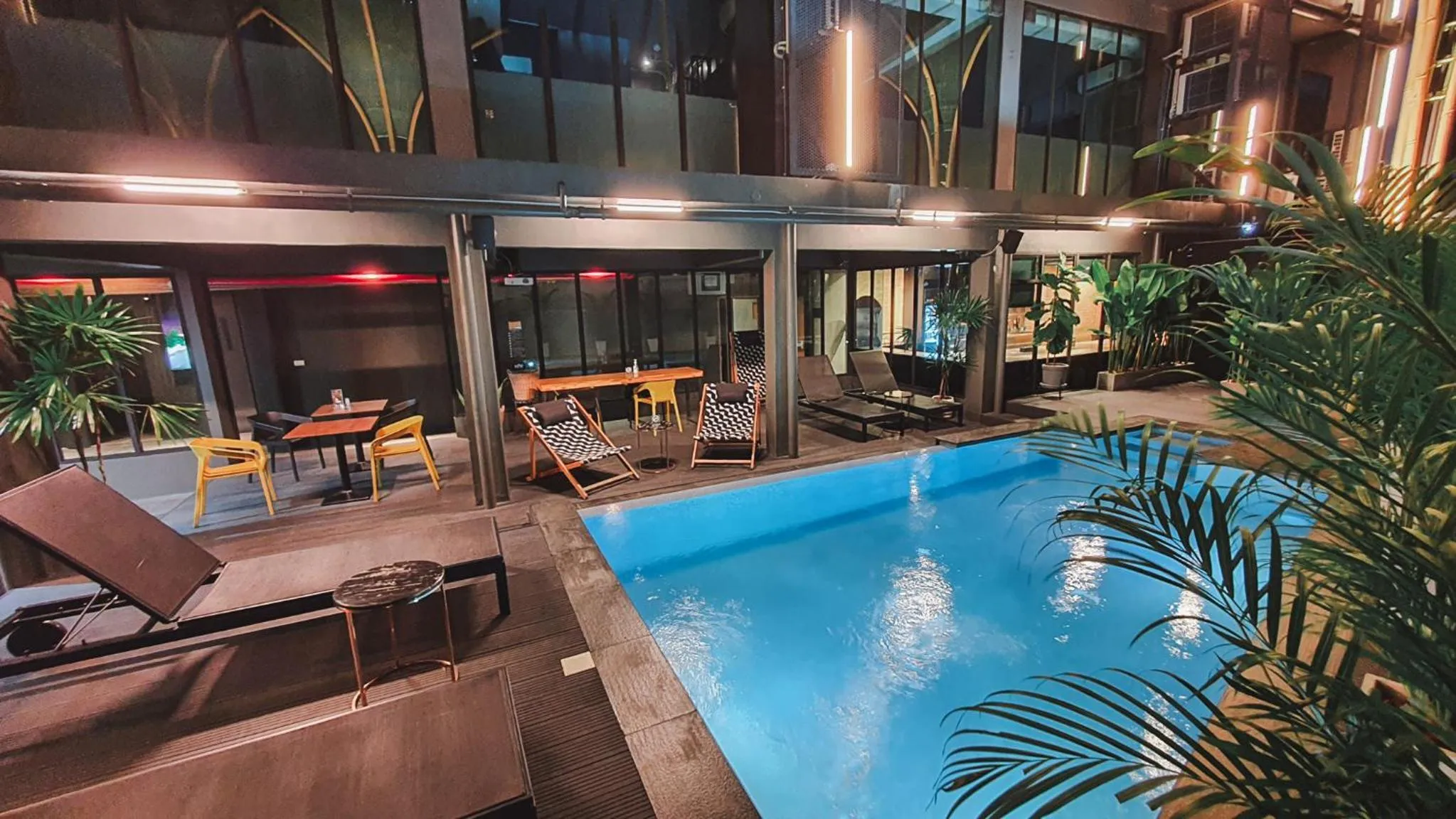 Swimming pool in Hotel Ordinary Bangkok