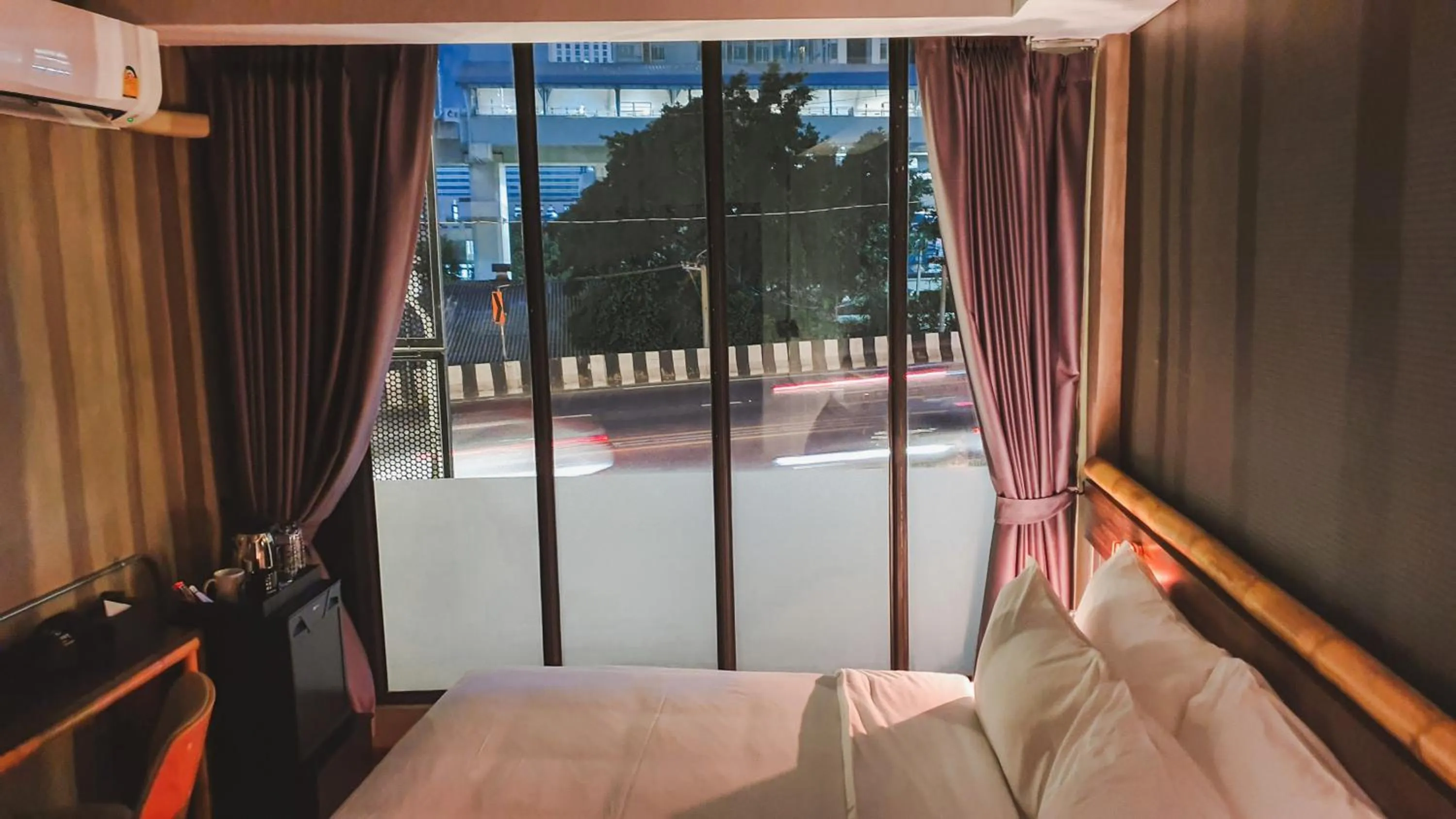 City view, Bed in Hotel Ordinary Bangkok