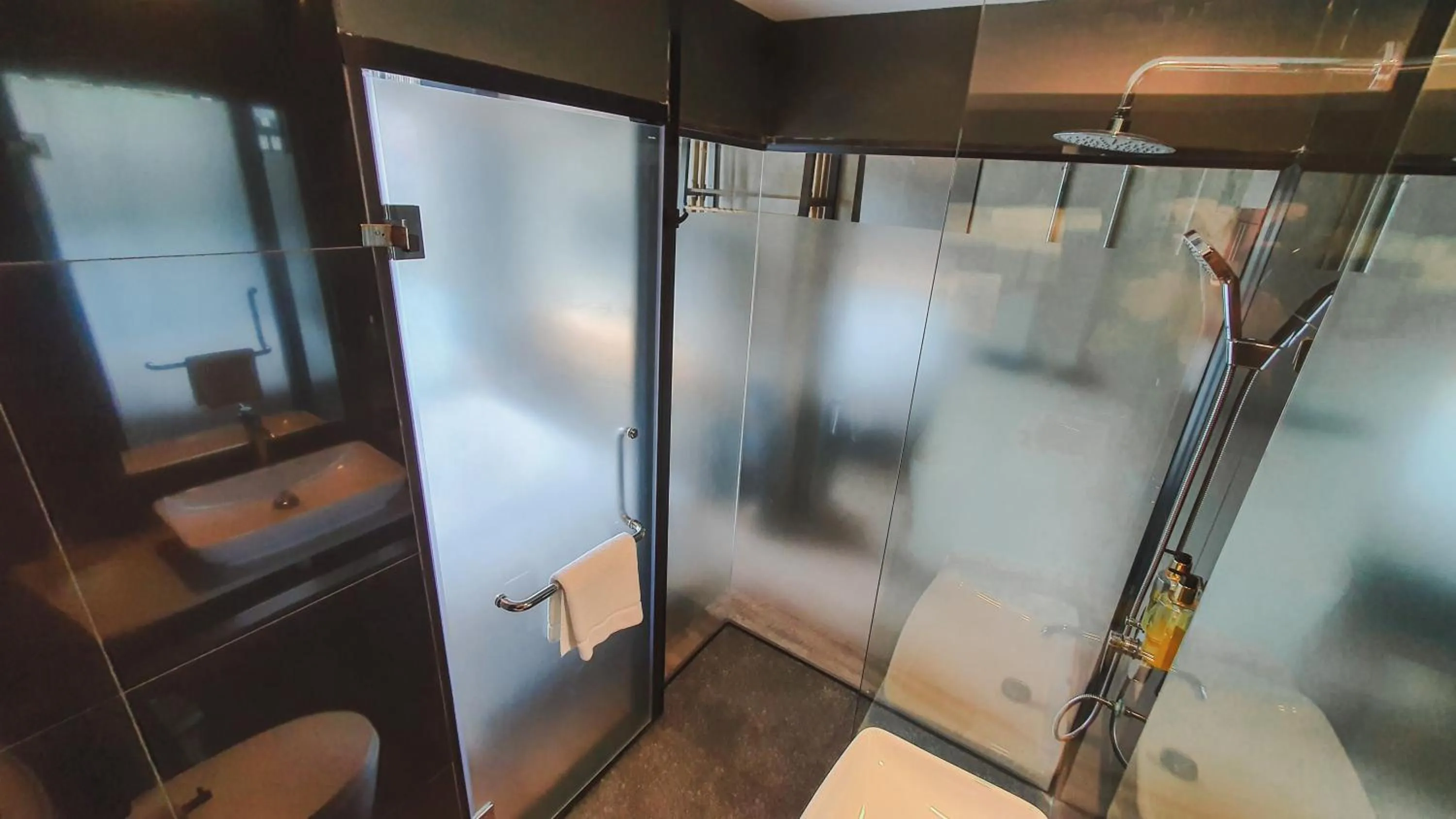 Shower in Hotel Ordinary Bangkok