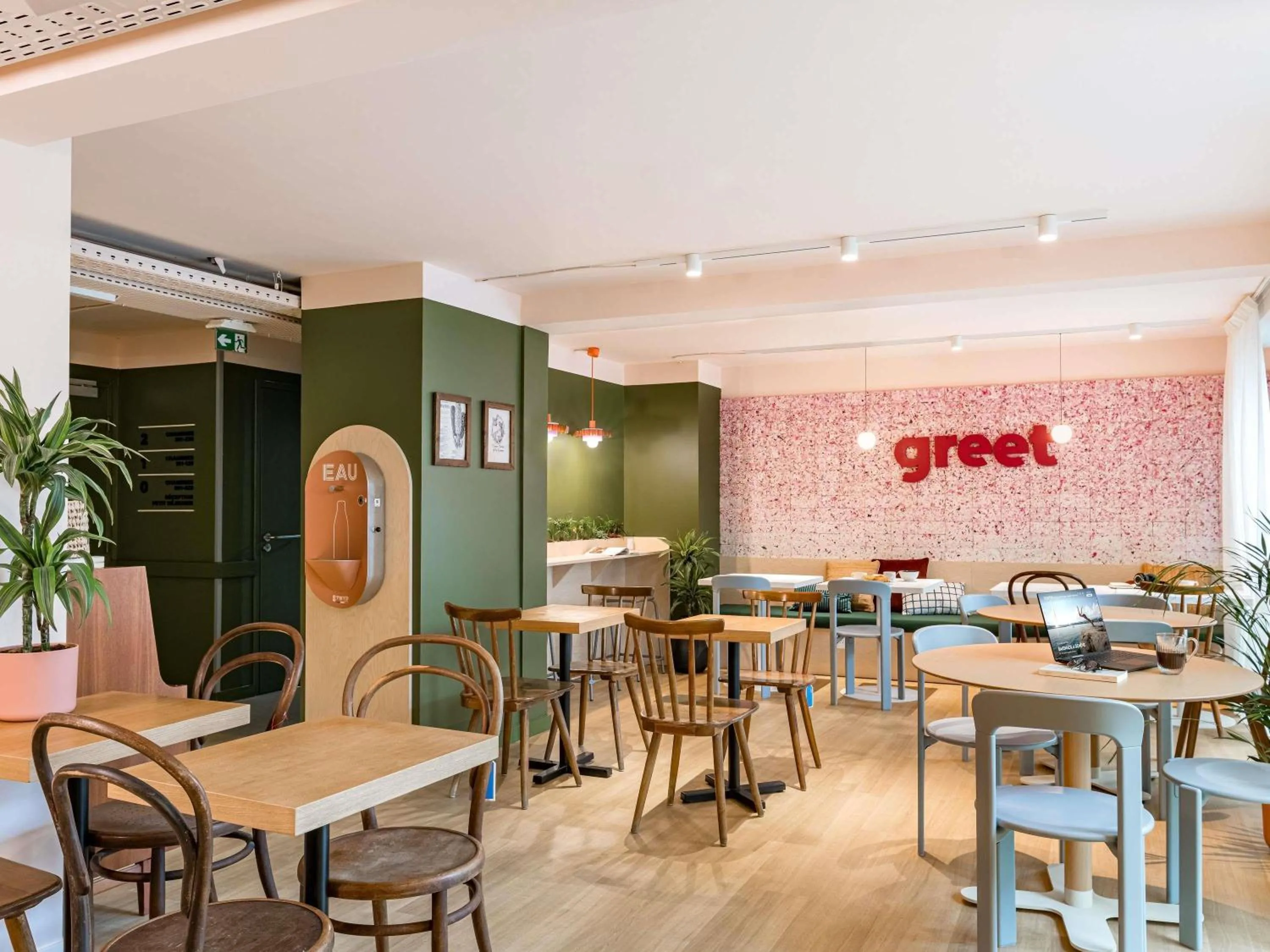 Property building in greet Hôtel Prévessin Genève Aéroport