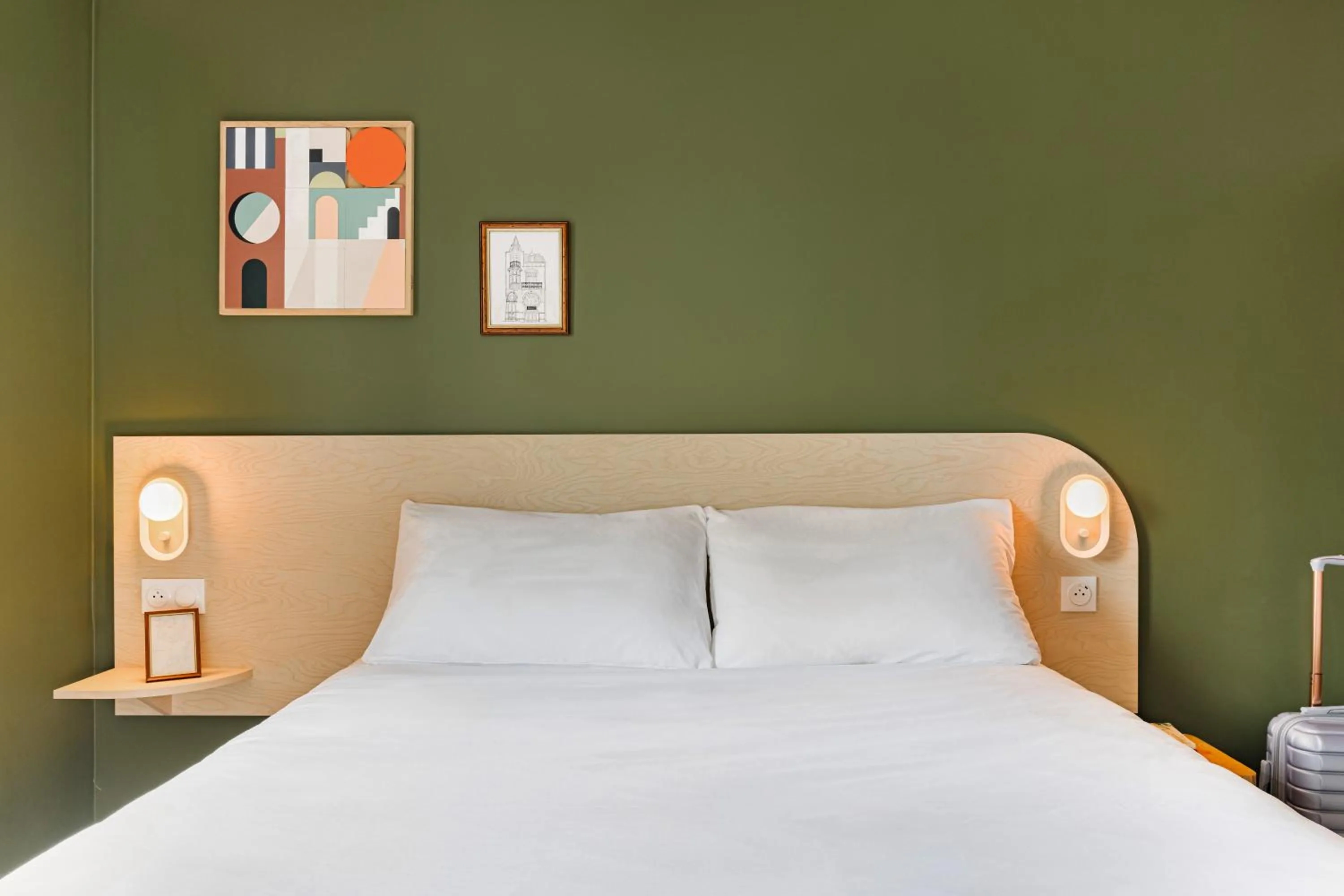 Photo of the whole room, Bed in greet Hôtel Prévessin Genève Aéroport