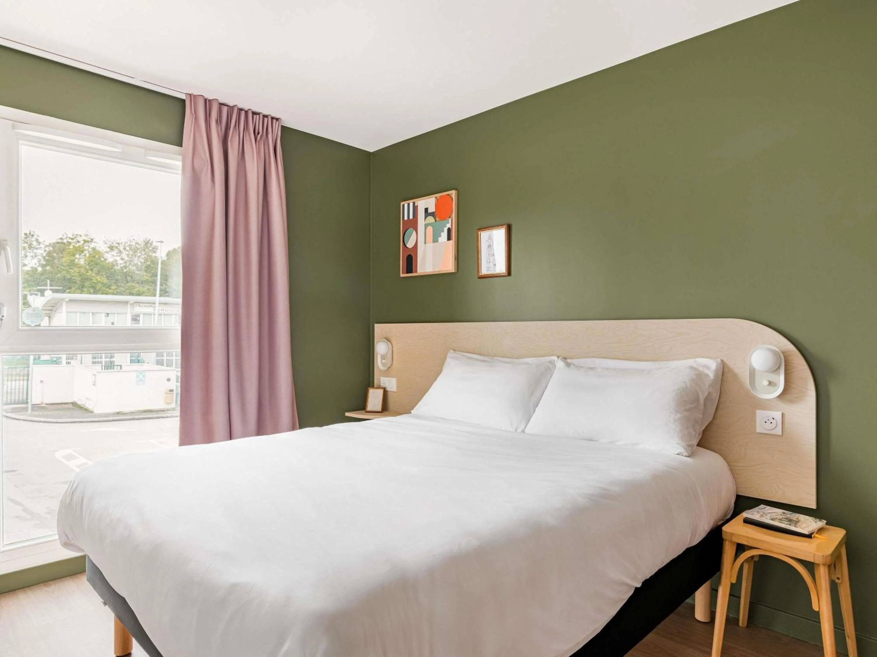 Bedroom, Bed in greet Hôtel Prévessin Genève Aéroport