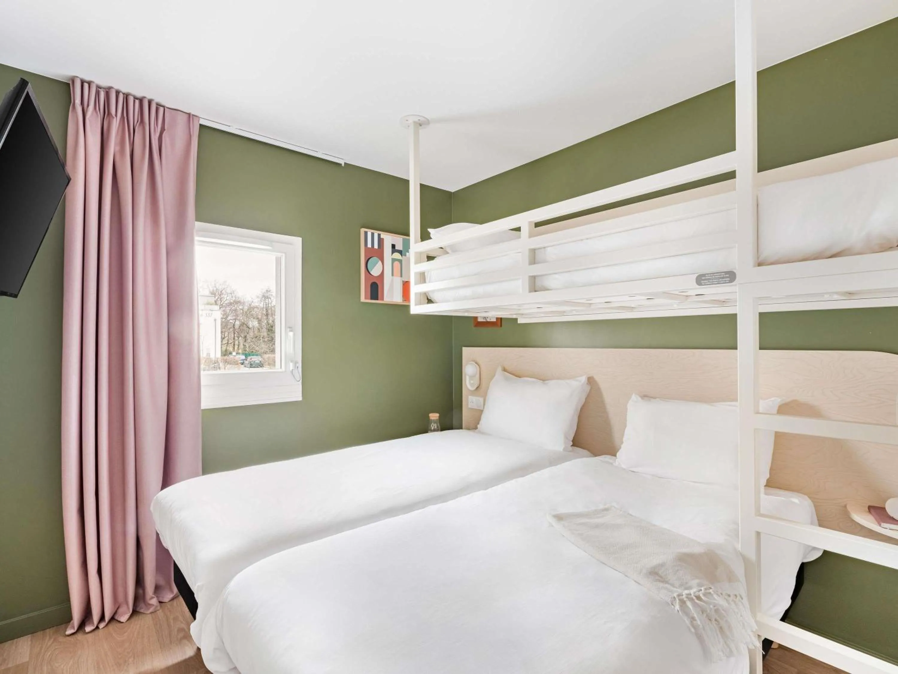 Bedroom, Bed in greet Hôtel Prévessin Genève Aéroport