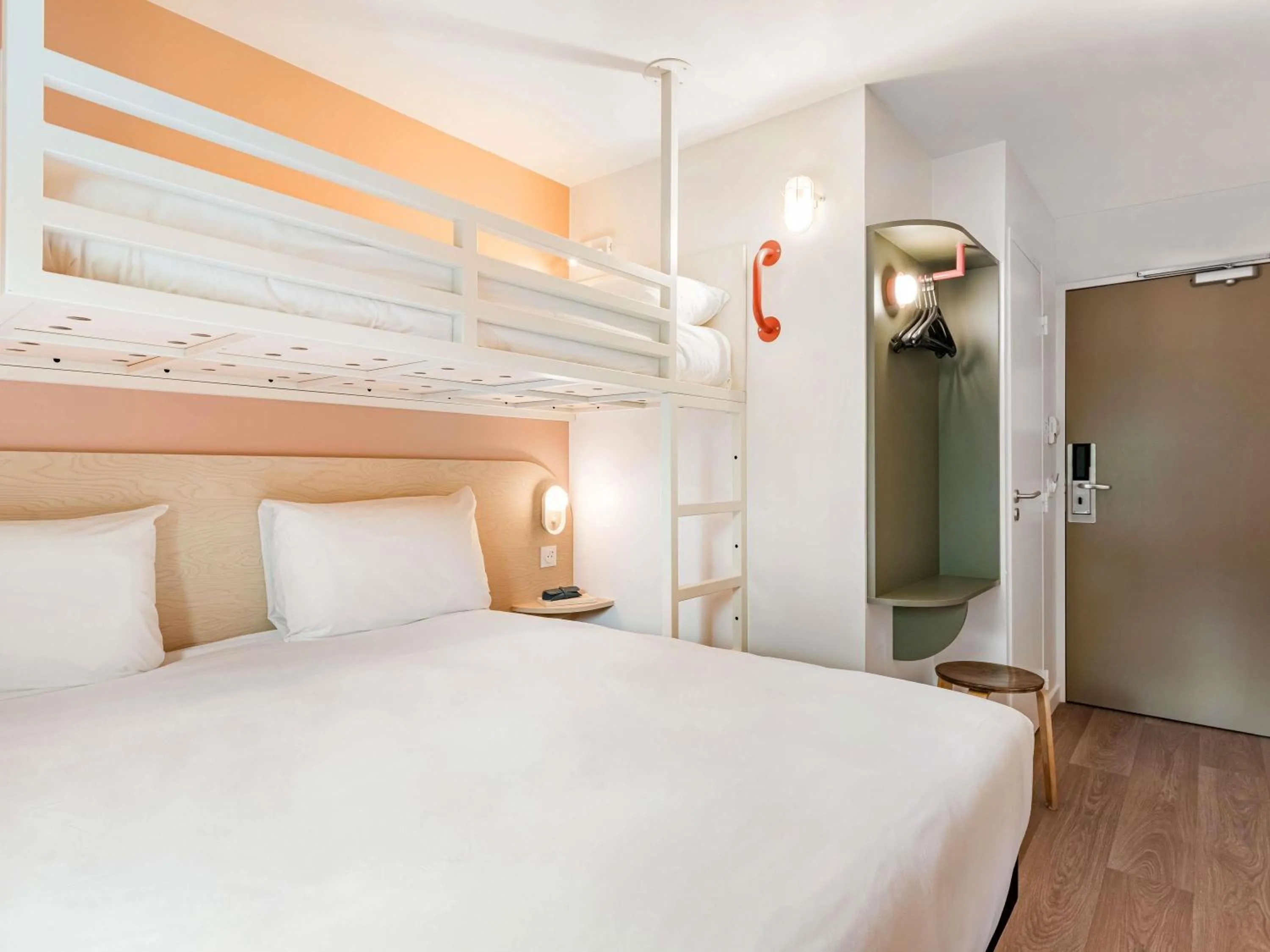 Bedroom, Bed in greet Hôtel Prévessin Genève Aéroport