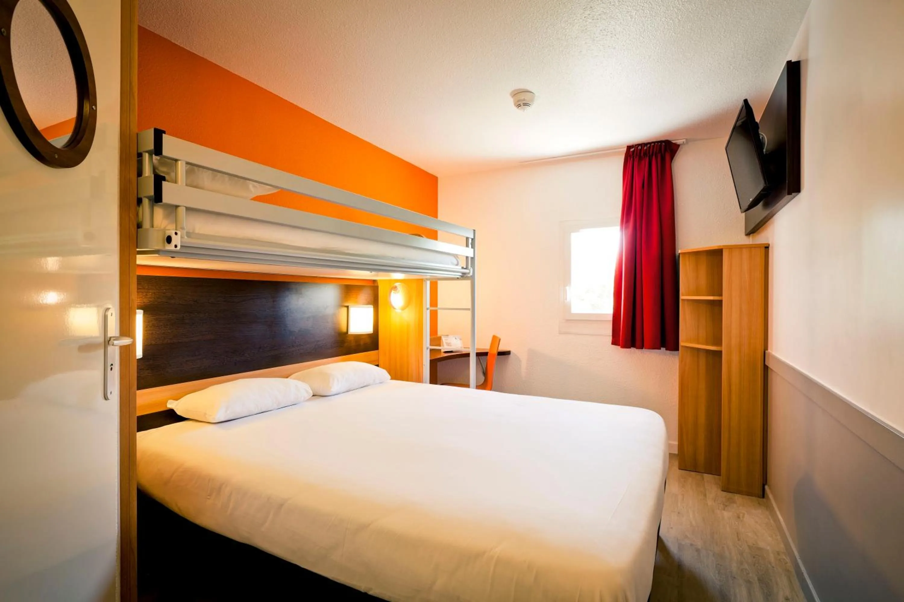 Triple Room (1 double + 1 single bed) in greet Hôtel Prévessin Genève Aéroport