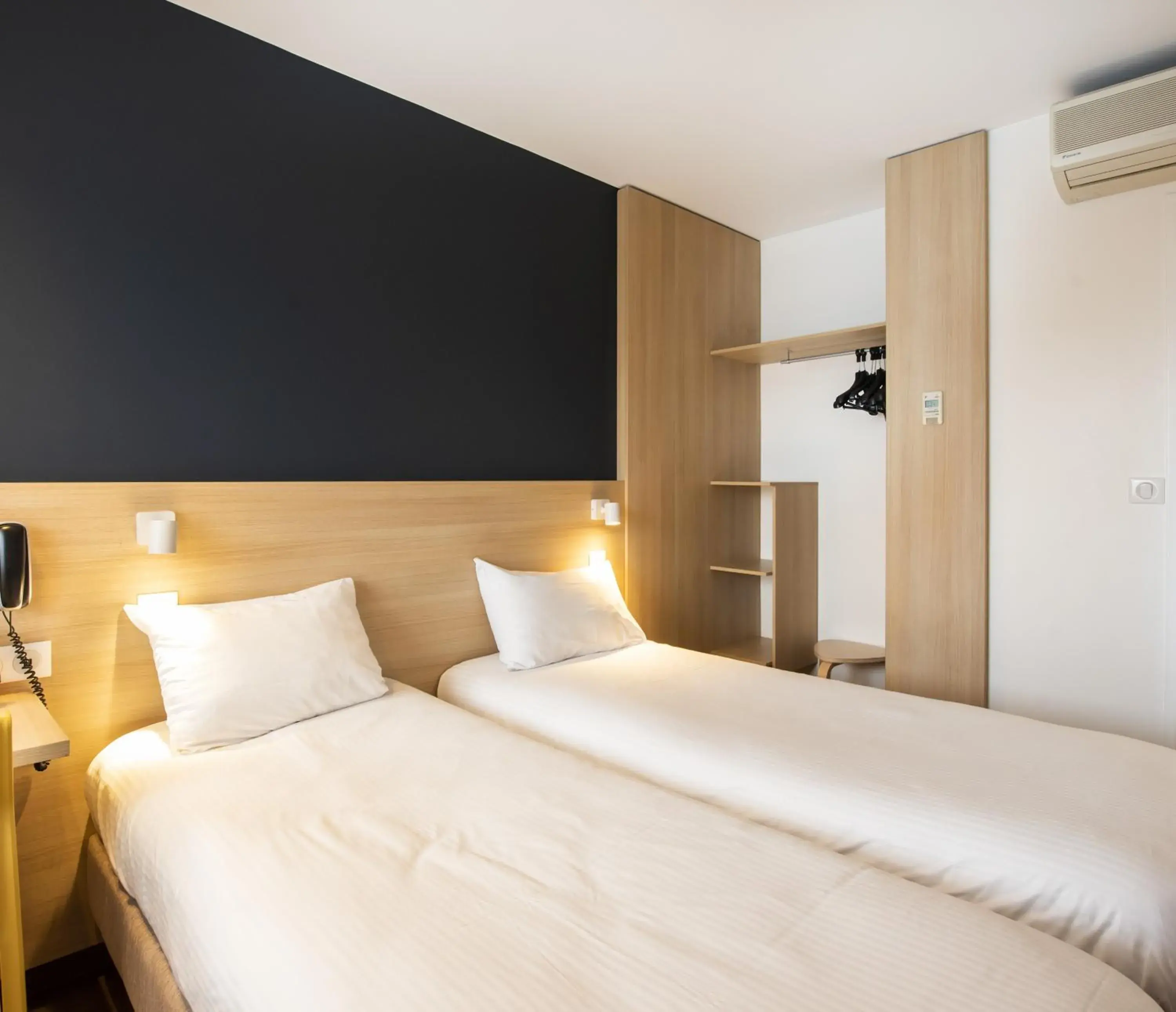 Standard Twin Room in The Originals Access Hôtel Bordeaux Aéroport Standard Twin Room in The Originals Access Hôtel Bordeaux Aéroport