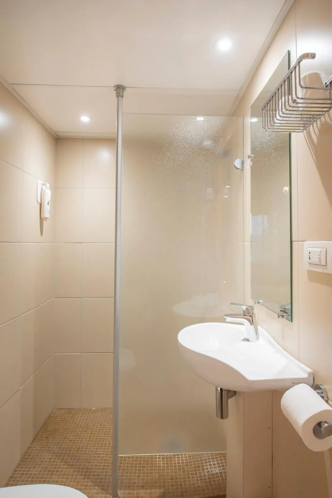 Bathroom in The Originals Access Hôtel Bordeaux Aéroport