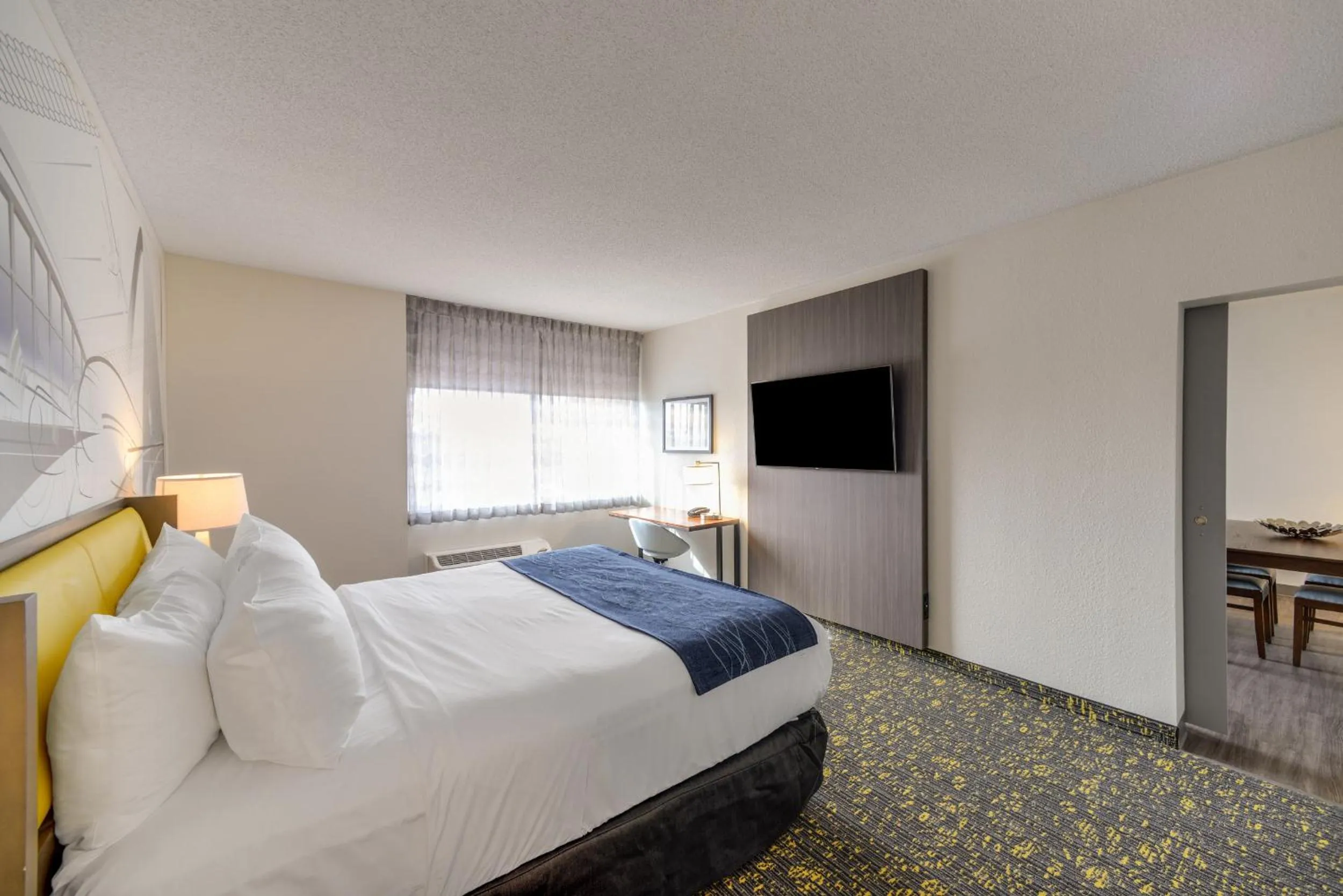 Bedroom, Bed in Saint Louis Airport Hotel