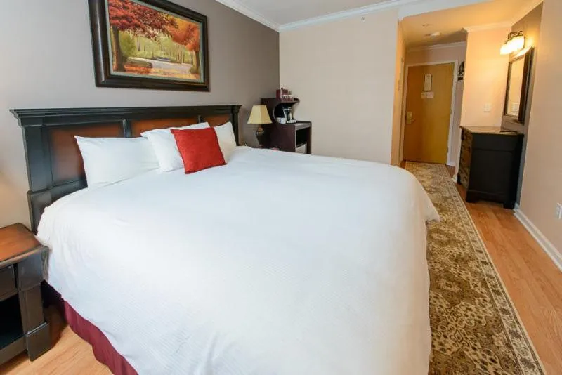 Photo of the whole room, Bed in Norwalk Inn & Conference Center