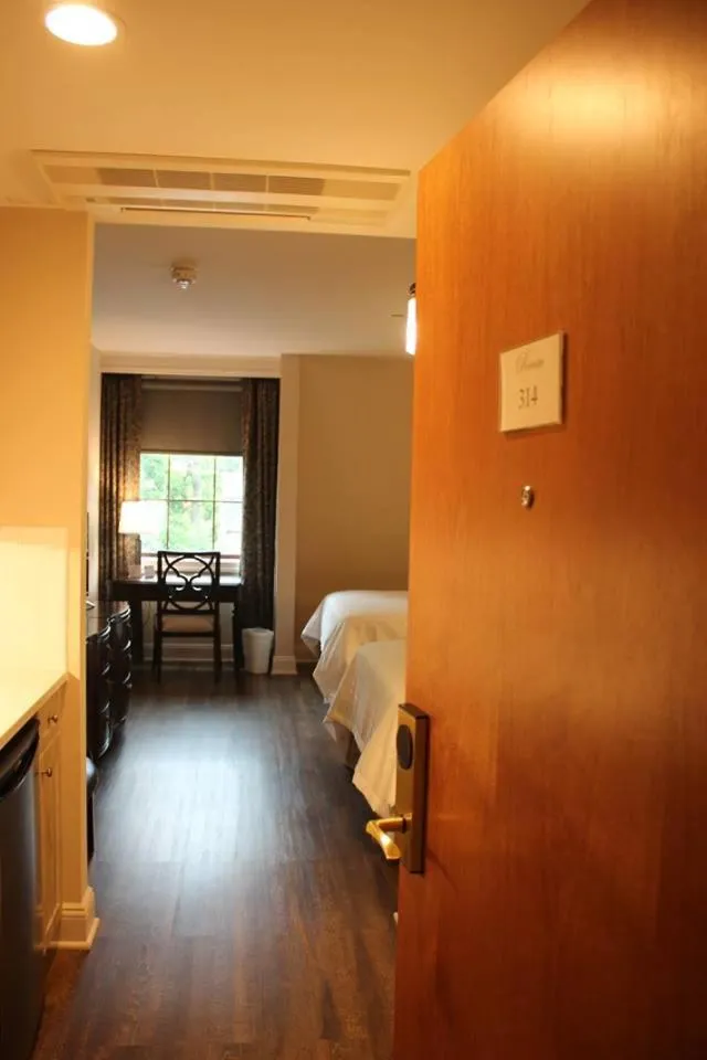 Bed in Norwalk Inn & Conference Center