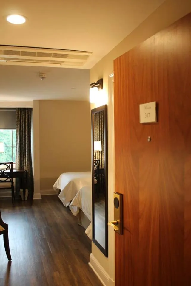 Bed in Norwalk Inn & Conference Center