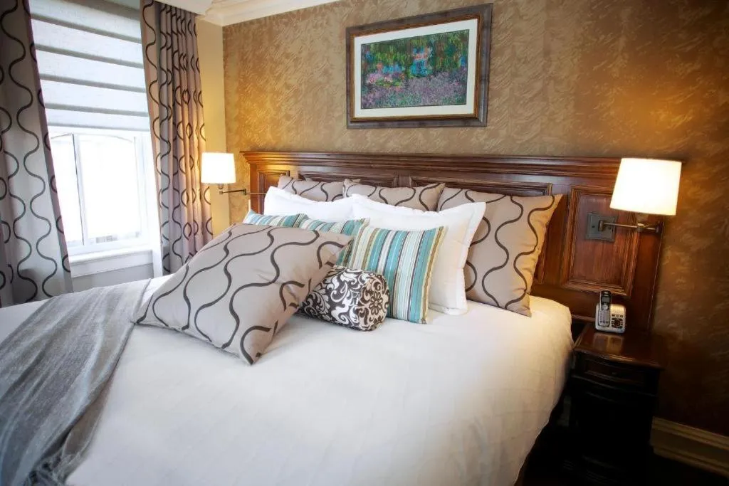 Bed in Norwalk Inn & Conference Center