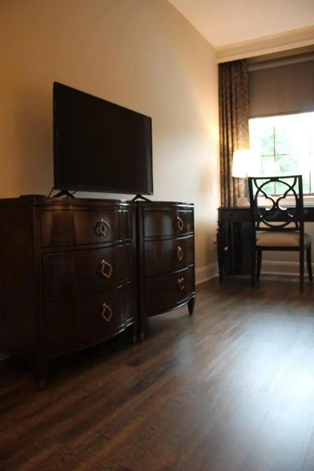 Bed in Norwalk Inn & Conference Center