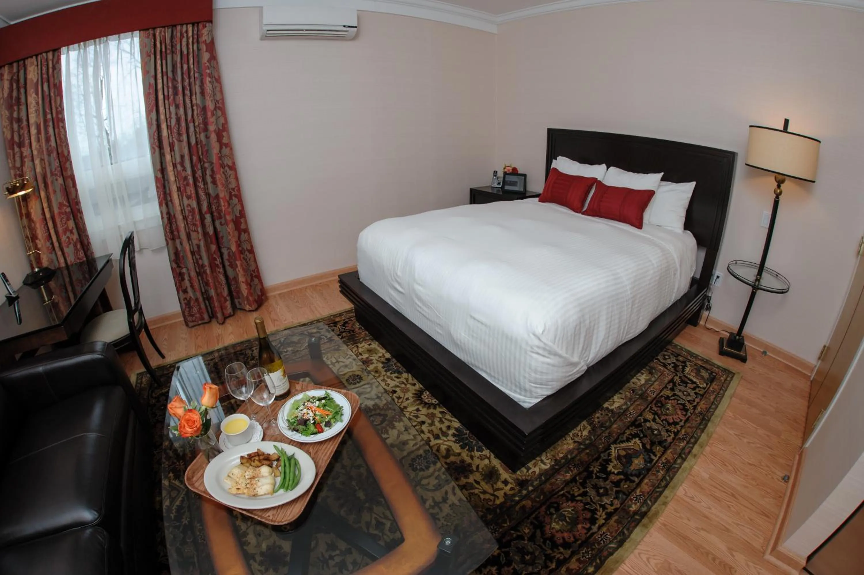 Bed in Norwalk Inn & Conference Center