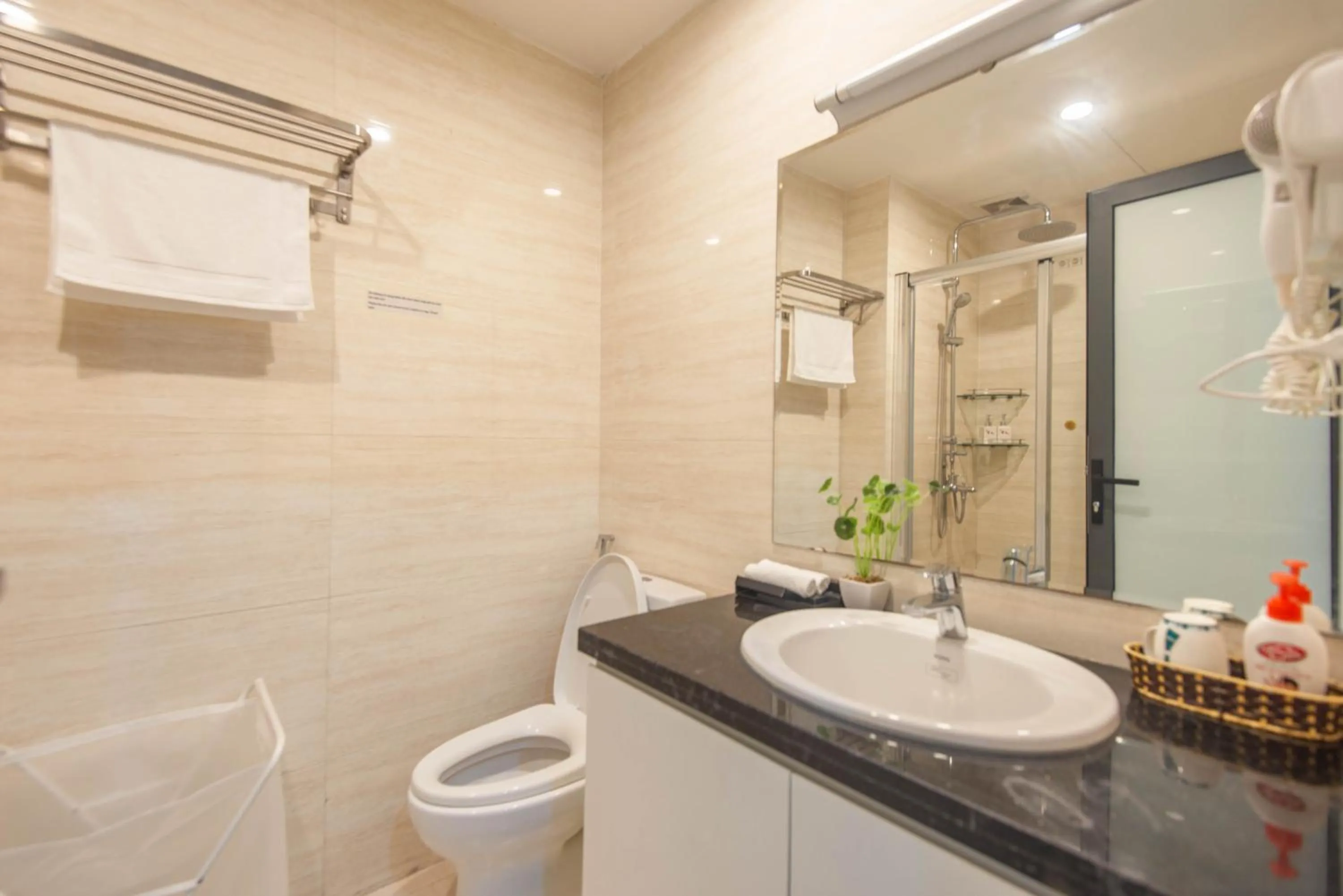 Shower in 22housing Hotel & Residence 81 Linh Lang