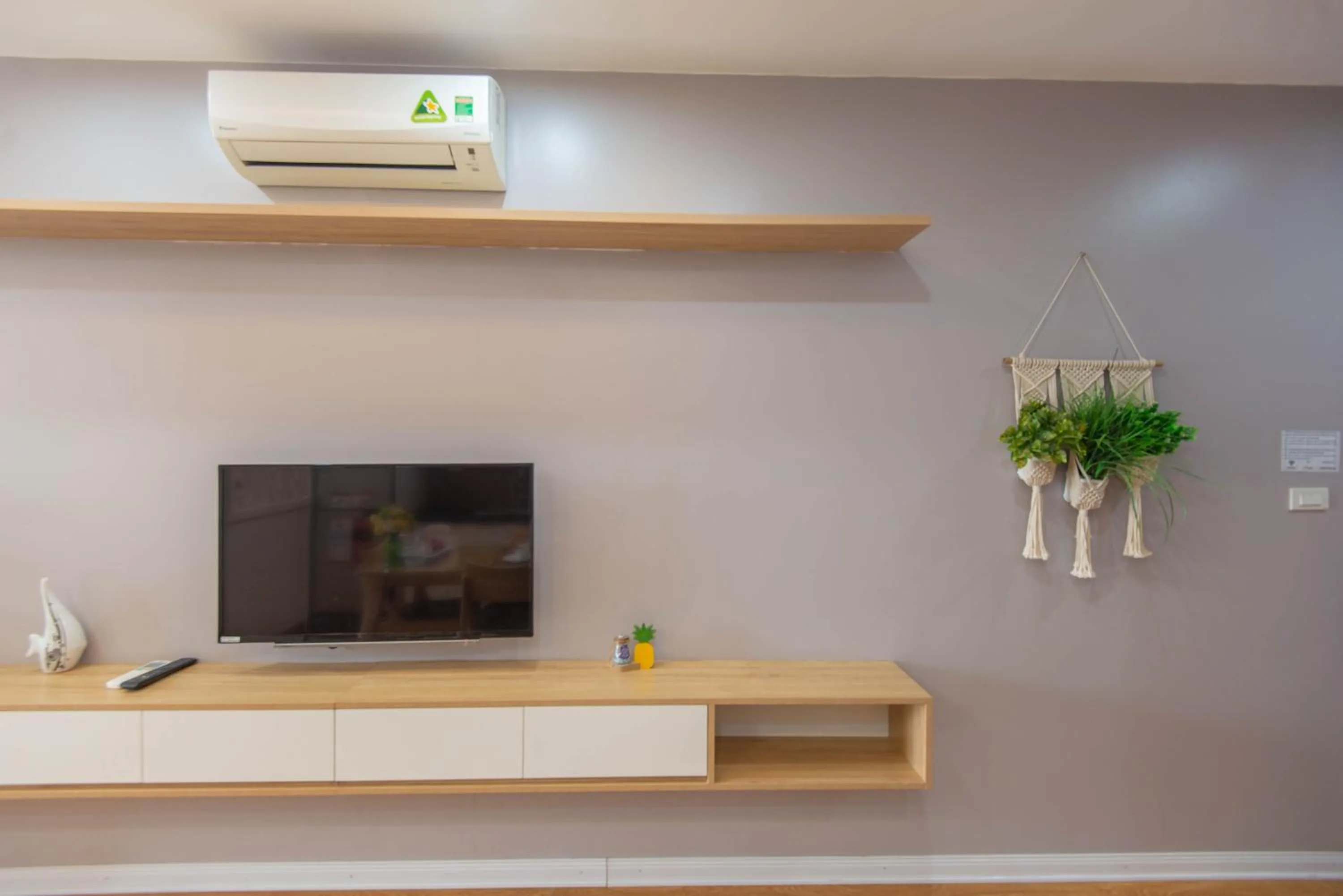 TV and multimedia in 22housing Hotel & Residence 81 Linh Lang