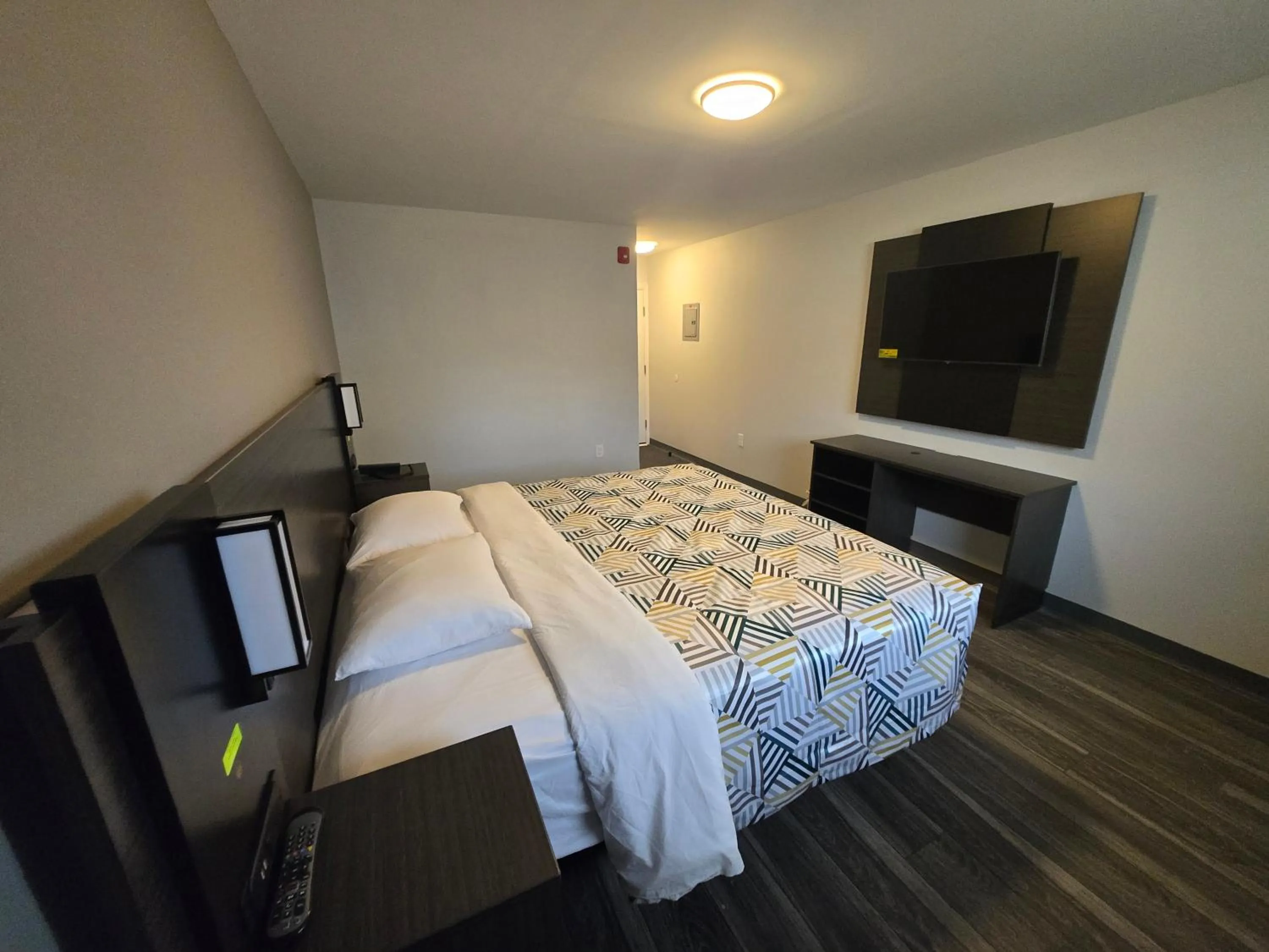 Photo of the whole room, Bed in Motel 6 East Windsor, NJ Hightstown