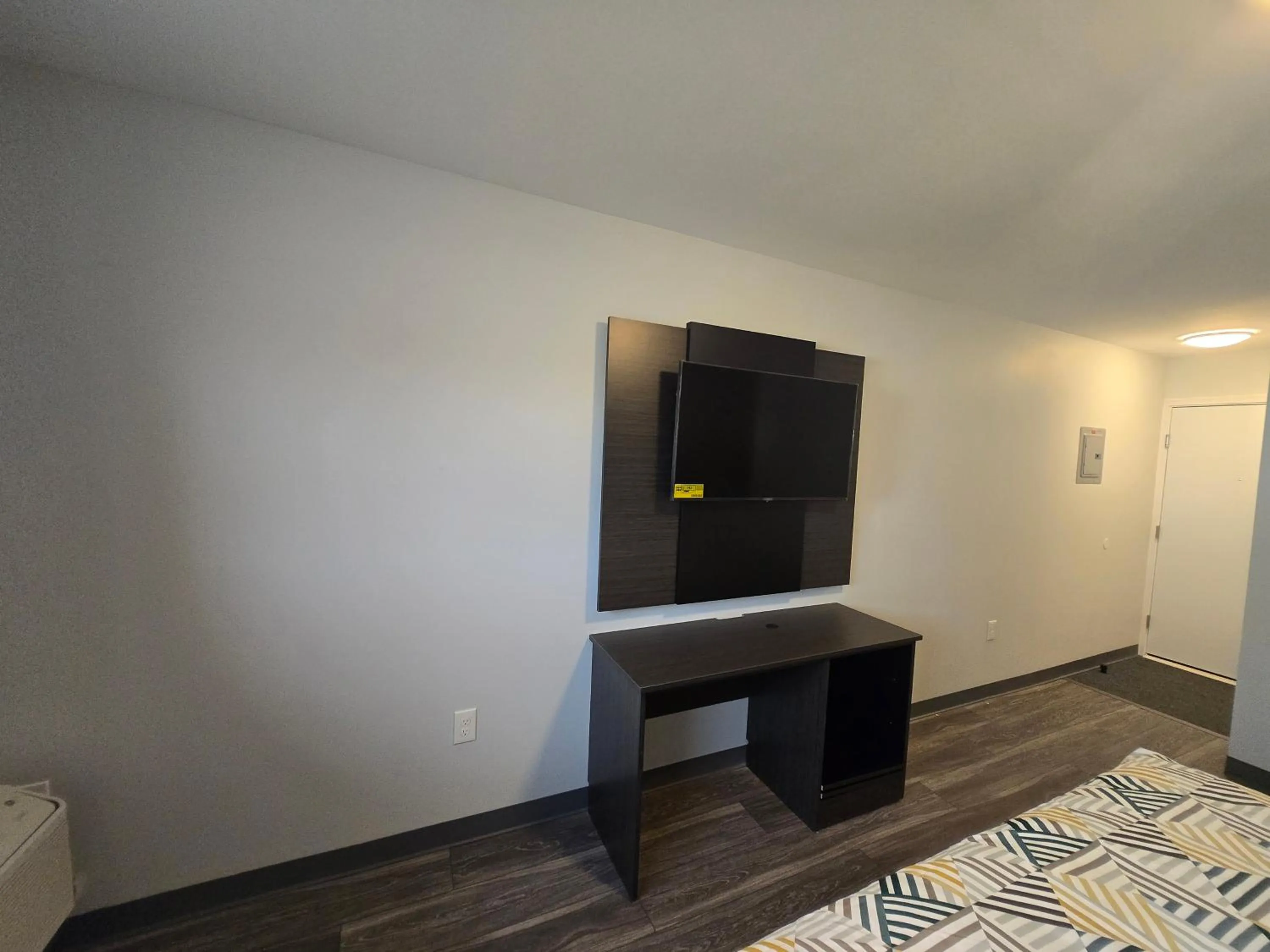 TV and multimedia in Motel 6 East Windsor, NJ Hightstown