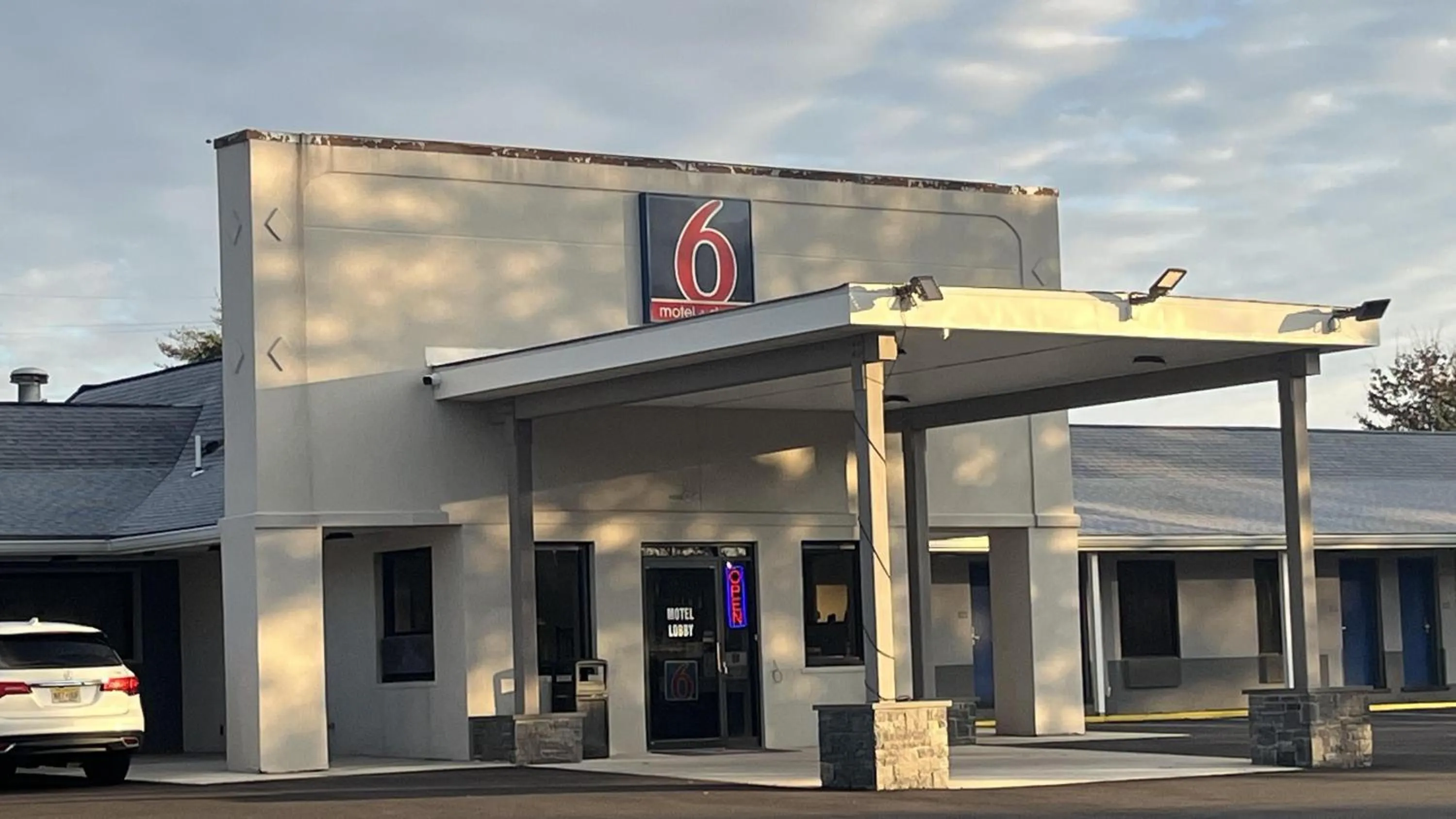 Property building in Motel 6 East Windsor, NJ Hightstown