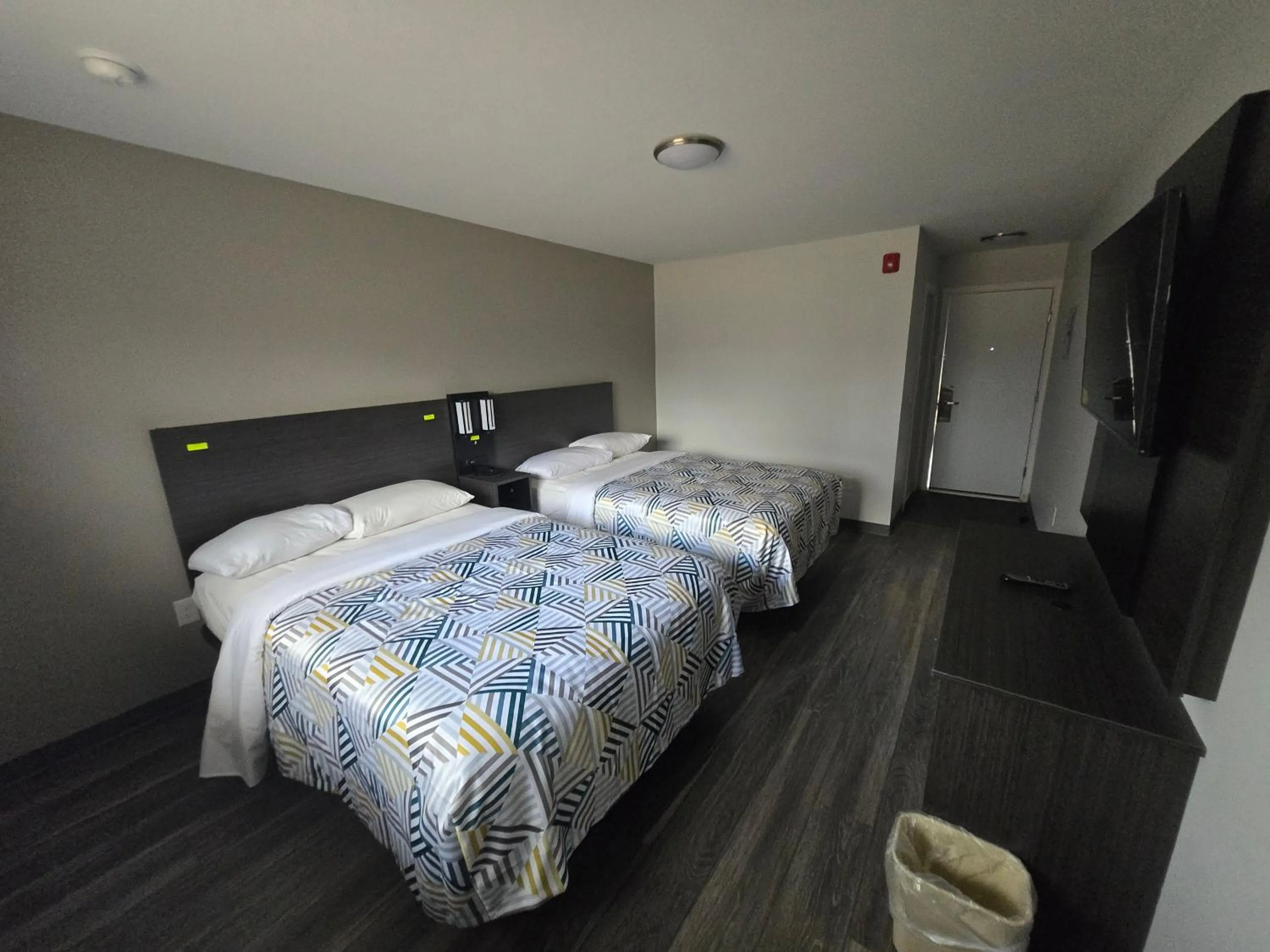 Photo of the whole room, Bed in Motel 6 East Windsor, NJ Hightstown