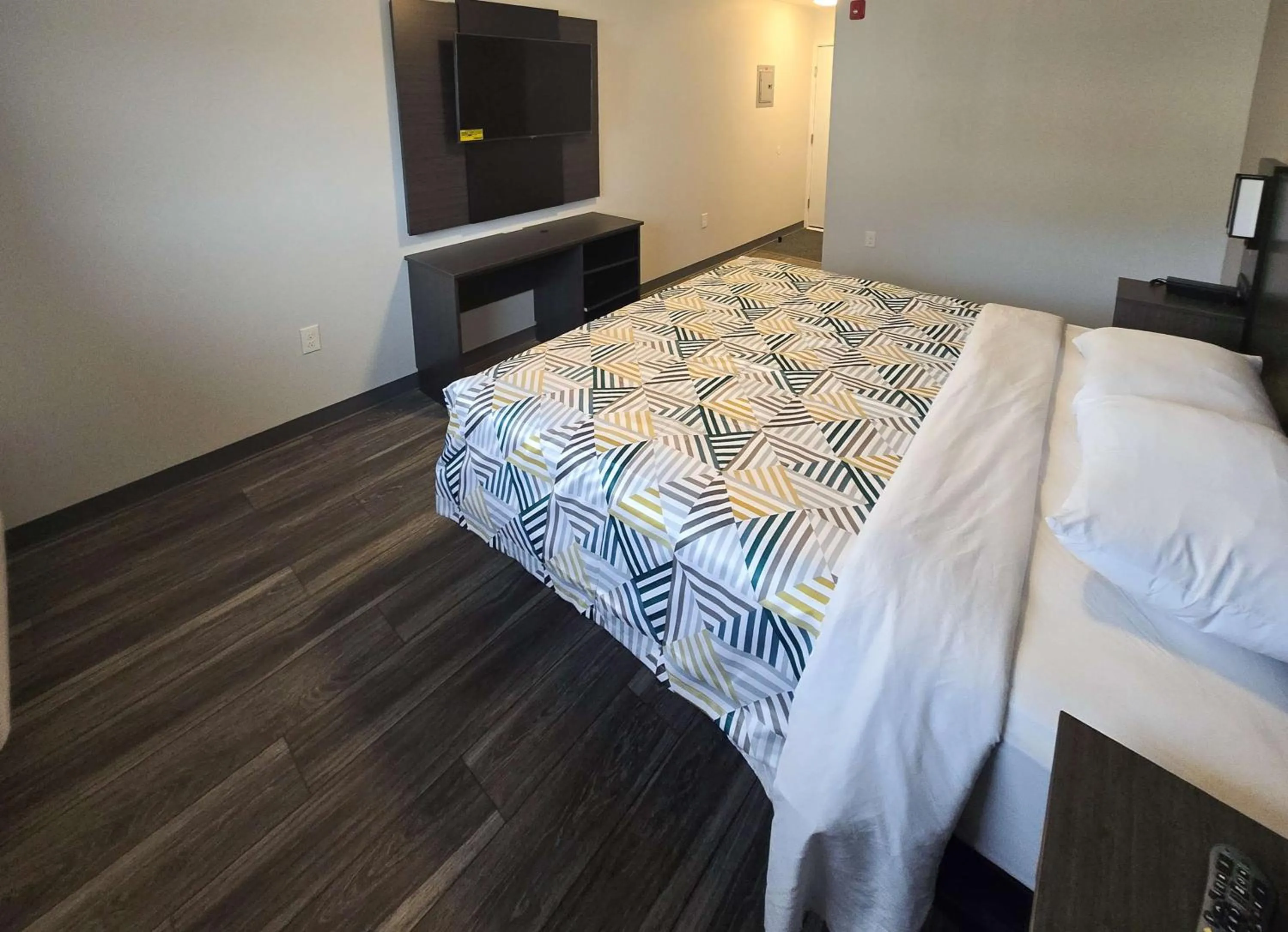 Bedroom, Bed in Motel 6 East Windsor, NJ Hightstown