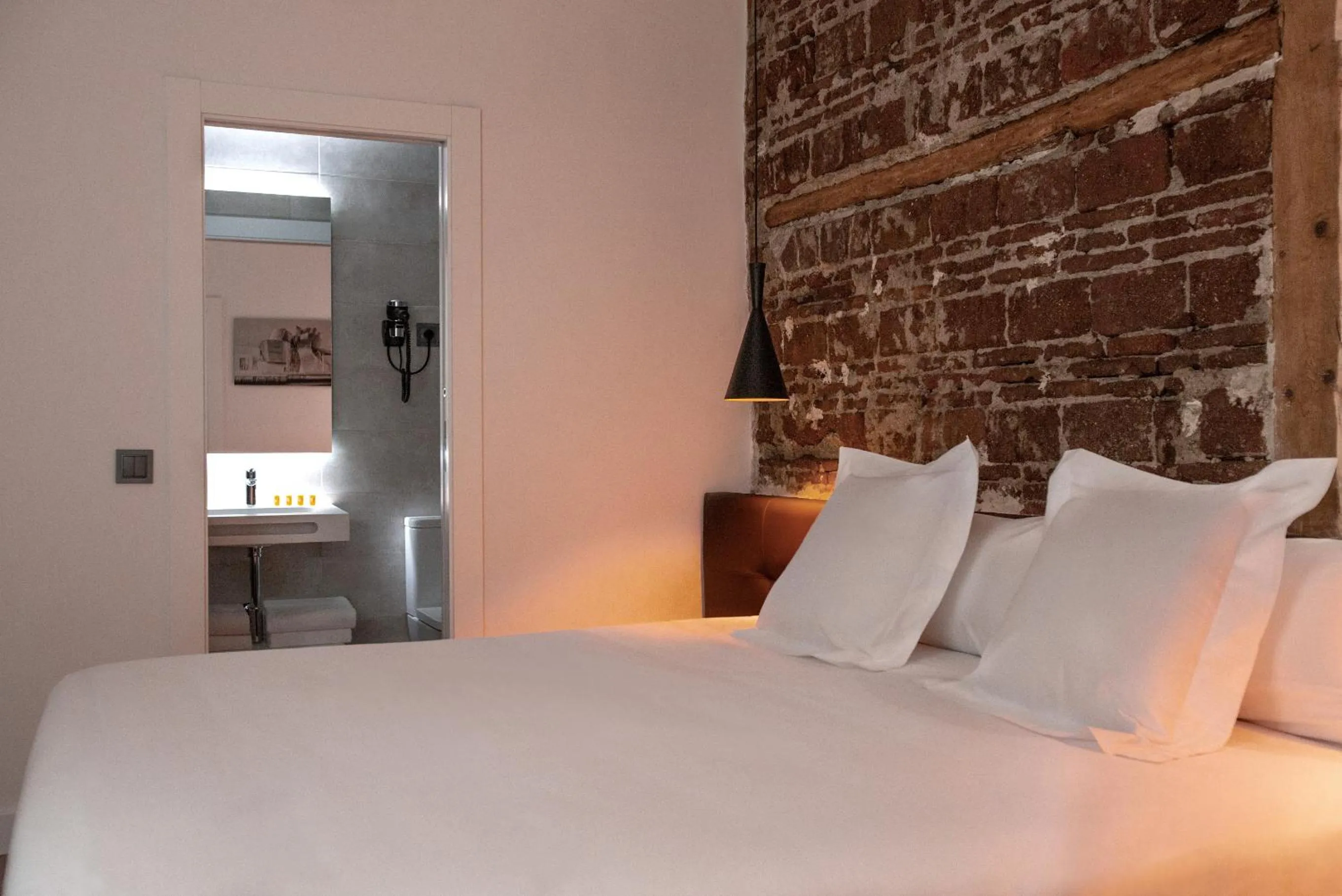 Photo of the whole room, Bed in Woohoo Rooms Fuencarral