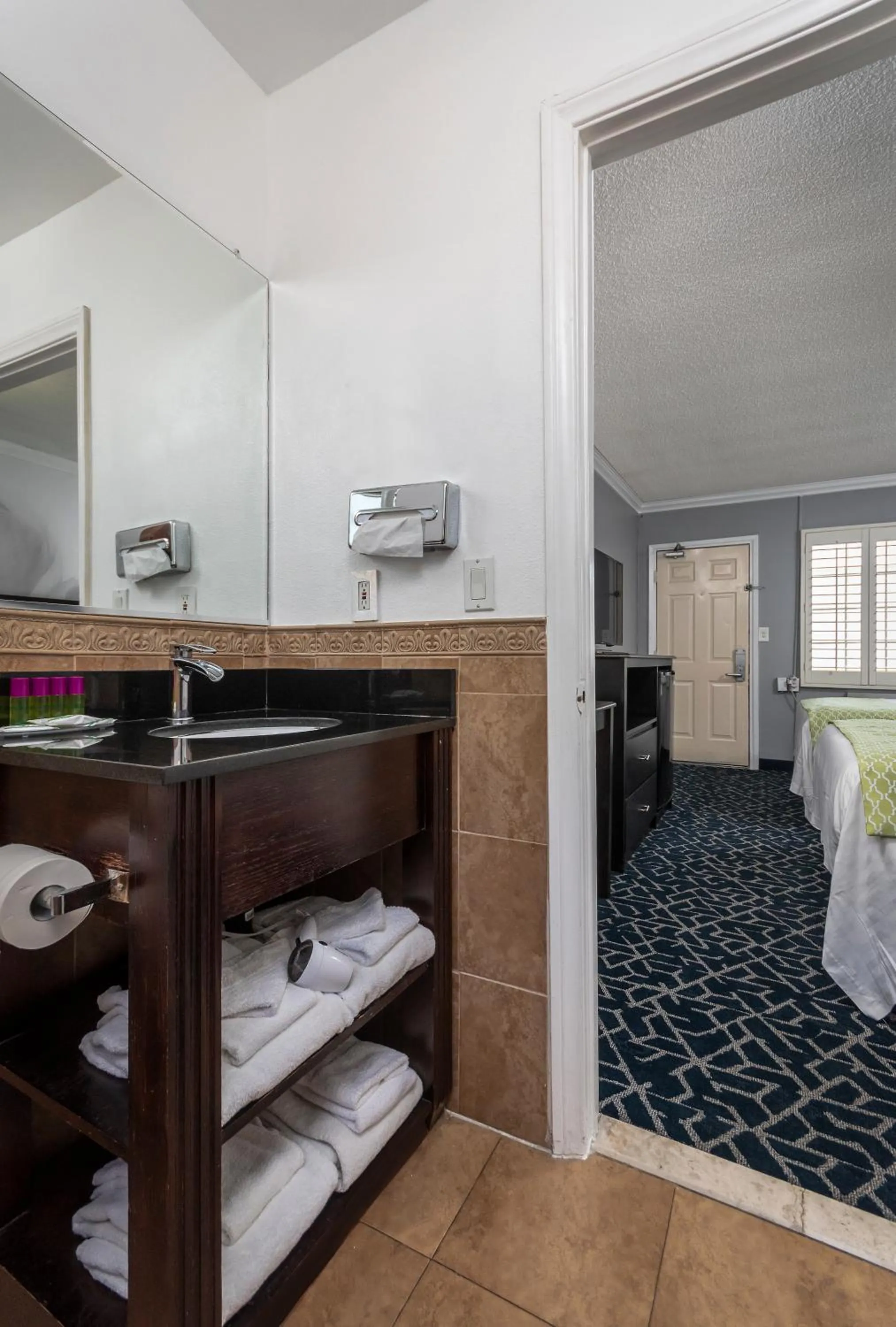 Bathroom in Dusk Hotel Hollywood