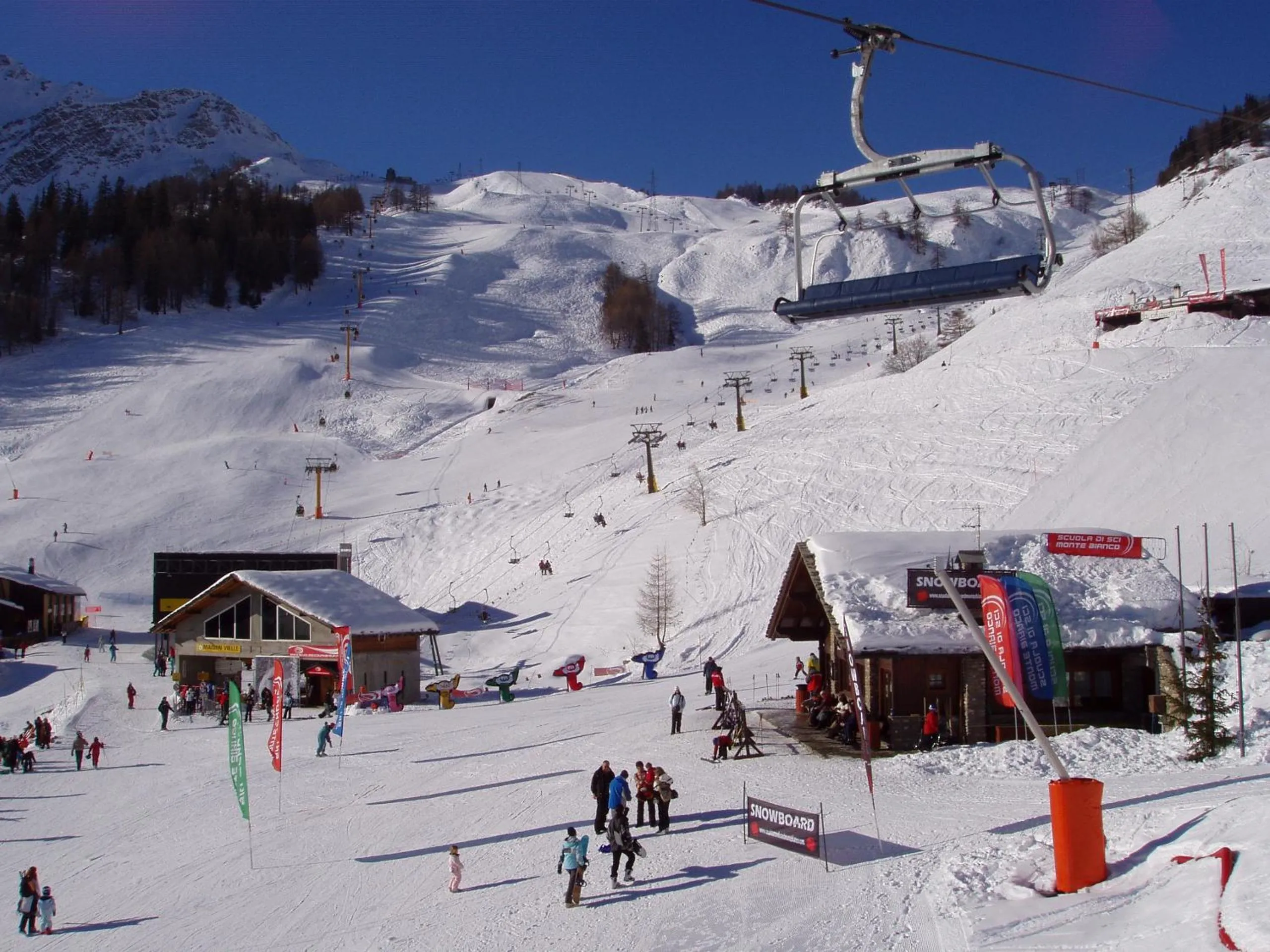 Skiing in Le Petit Coeur Residence De Montagne