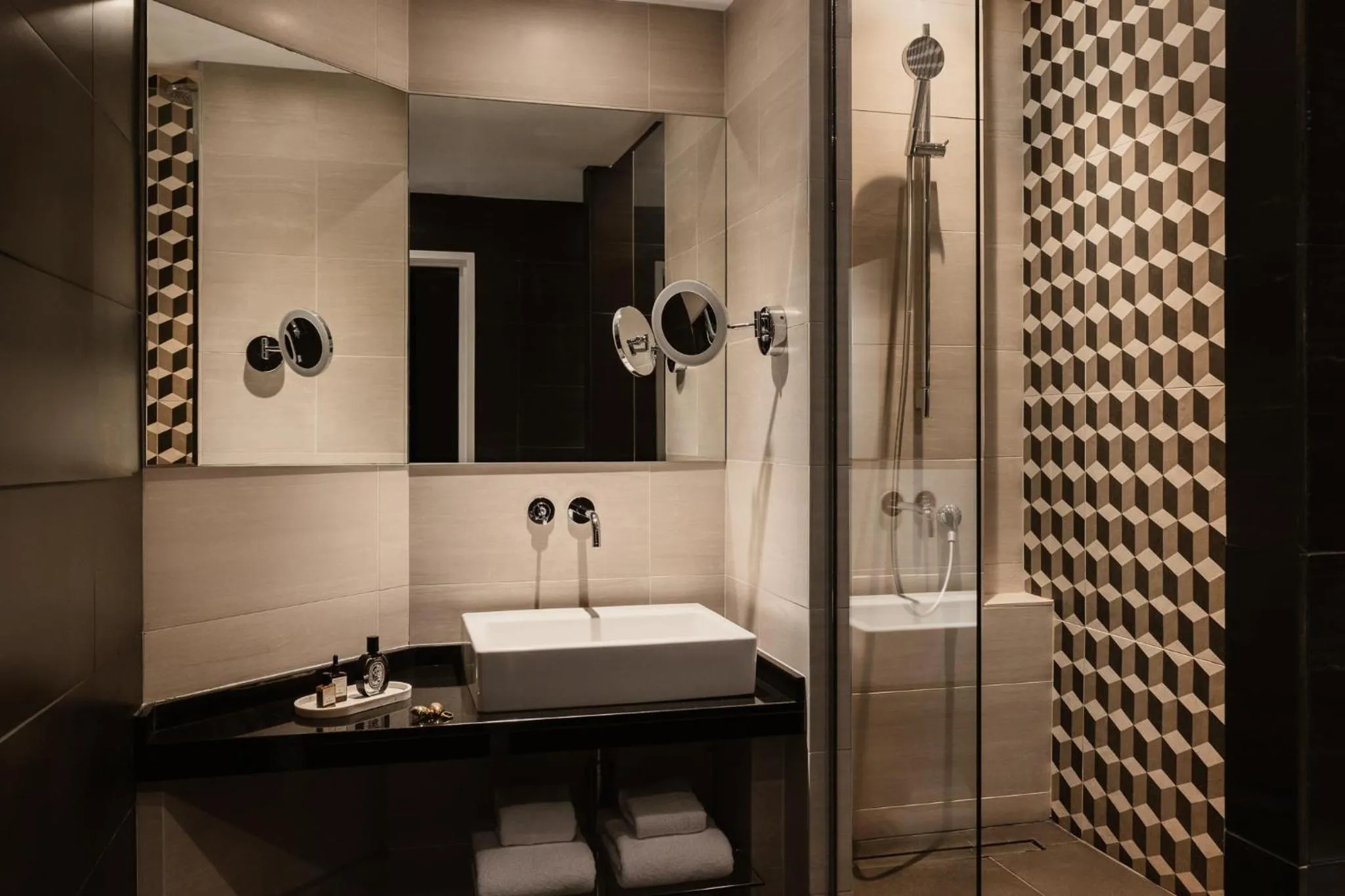 Shower in Hôtel Bourgogne & Montana