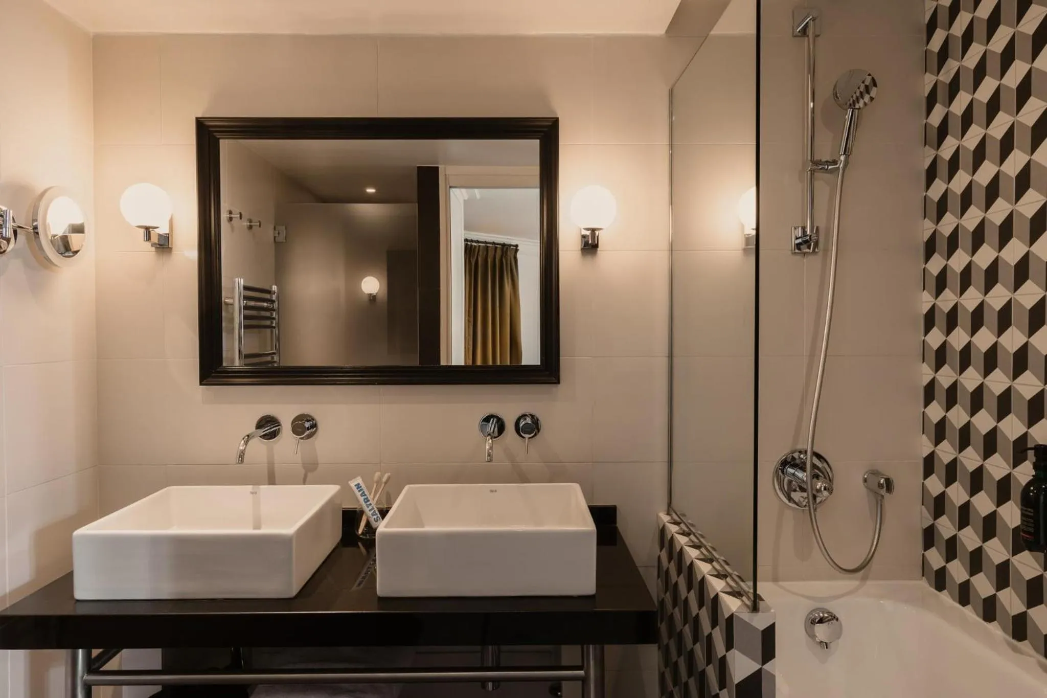 Bathroom in Hôtel Bourgogne & Montana