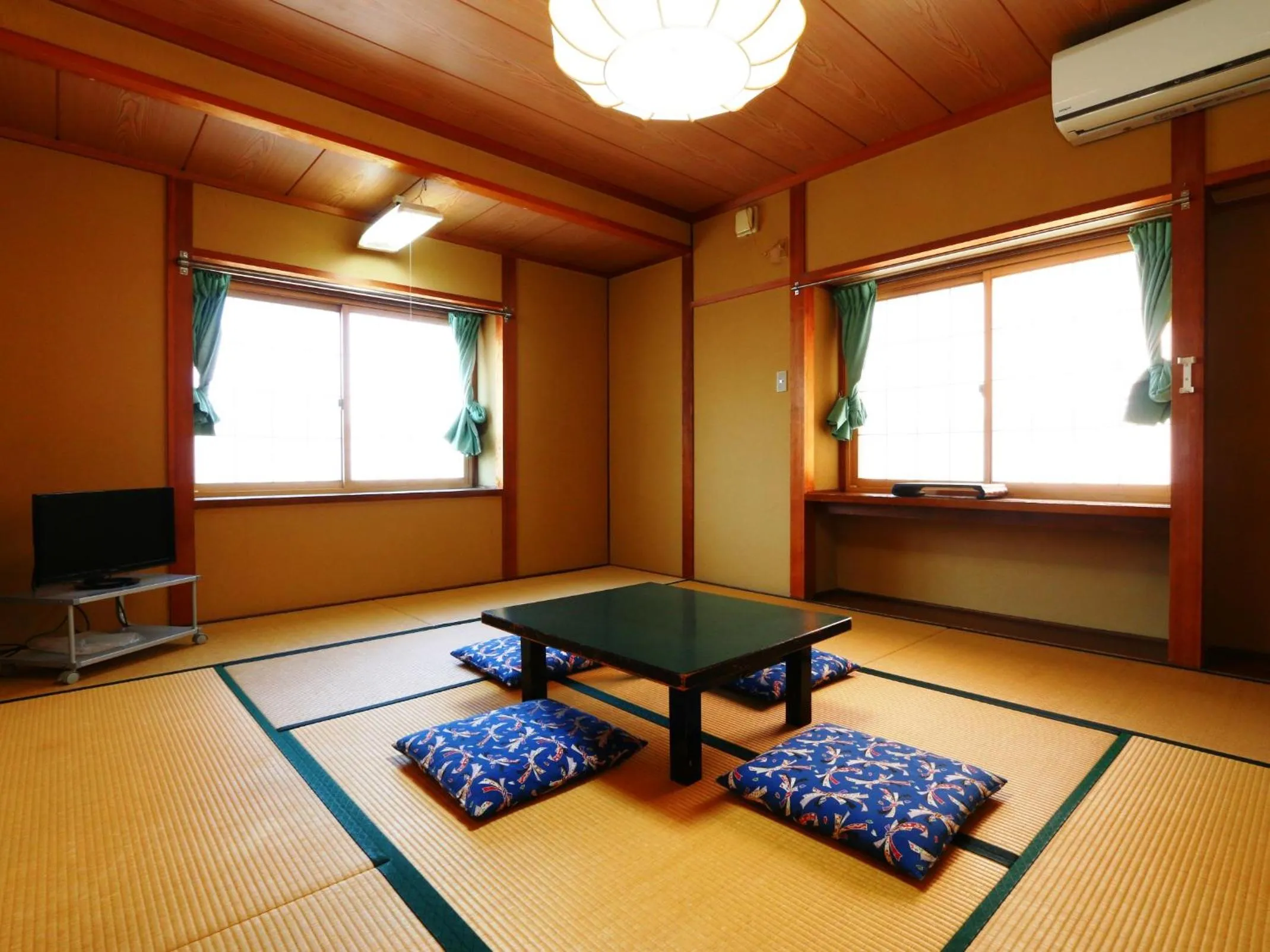 Photo of the whole room in Hakuraiso
