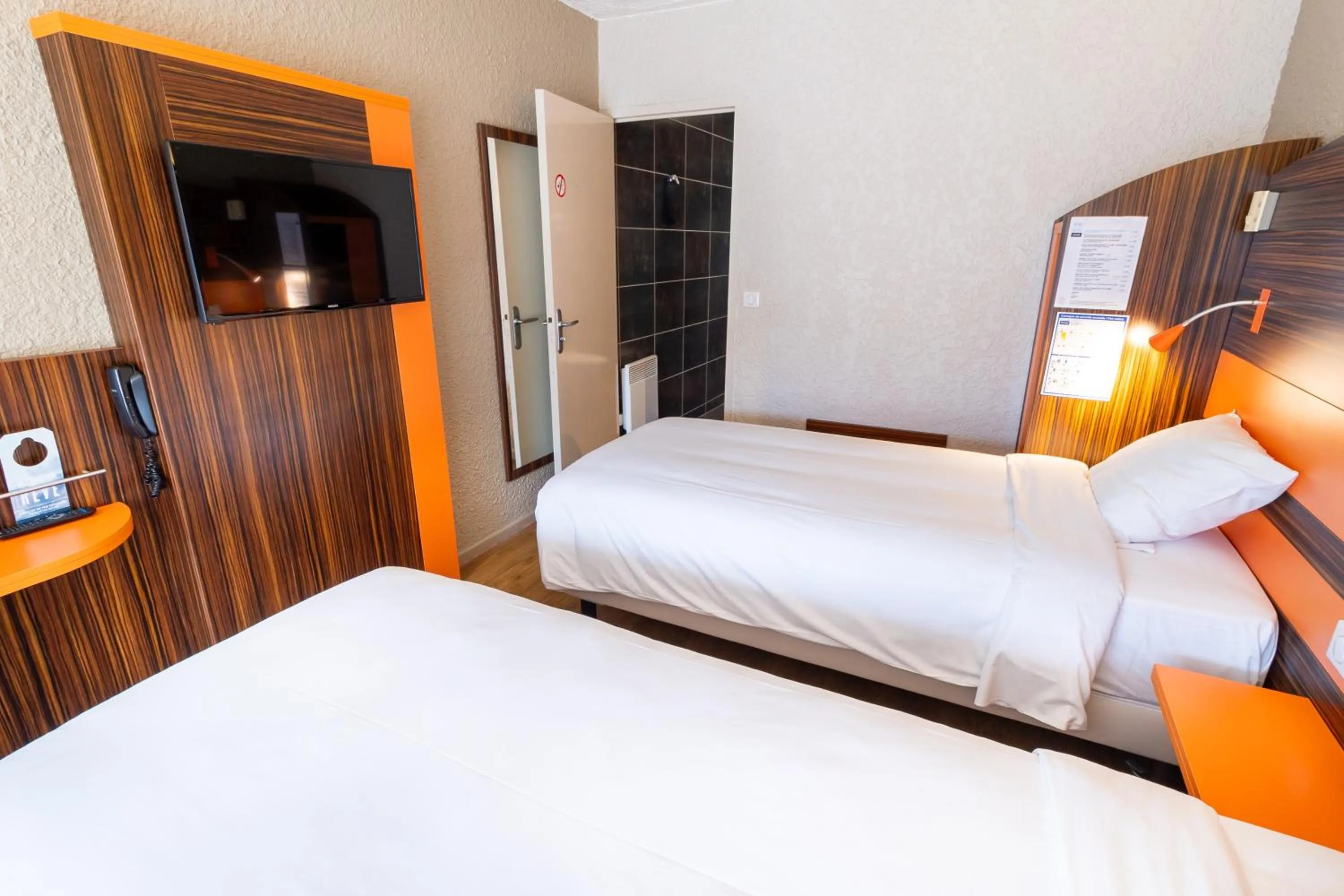 Bed in Kyriad Auxerre Appoigny