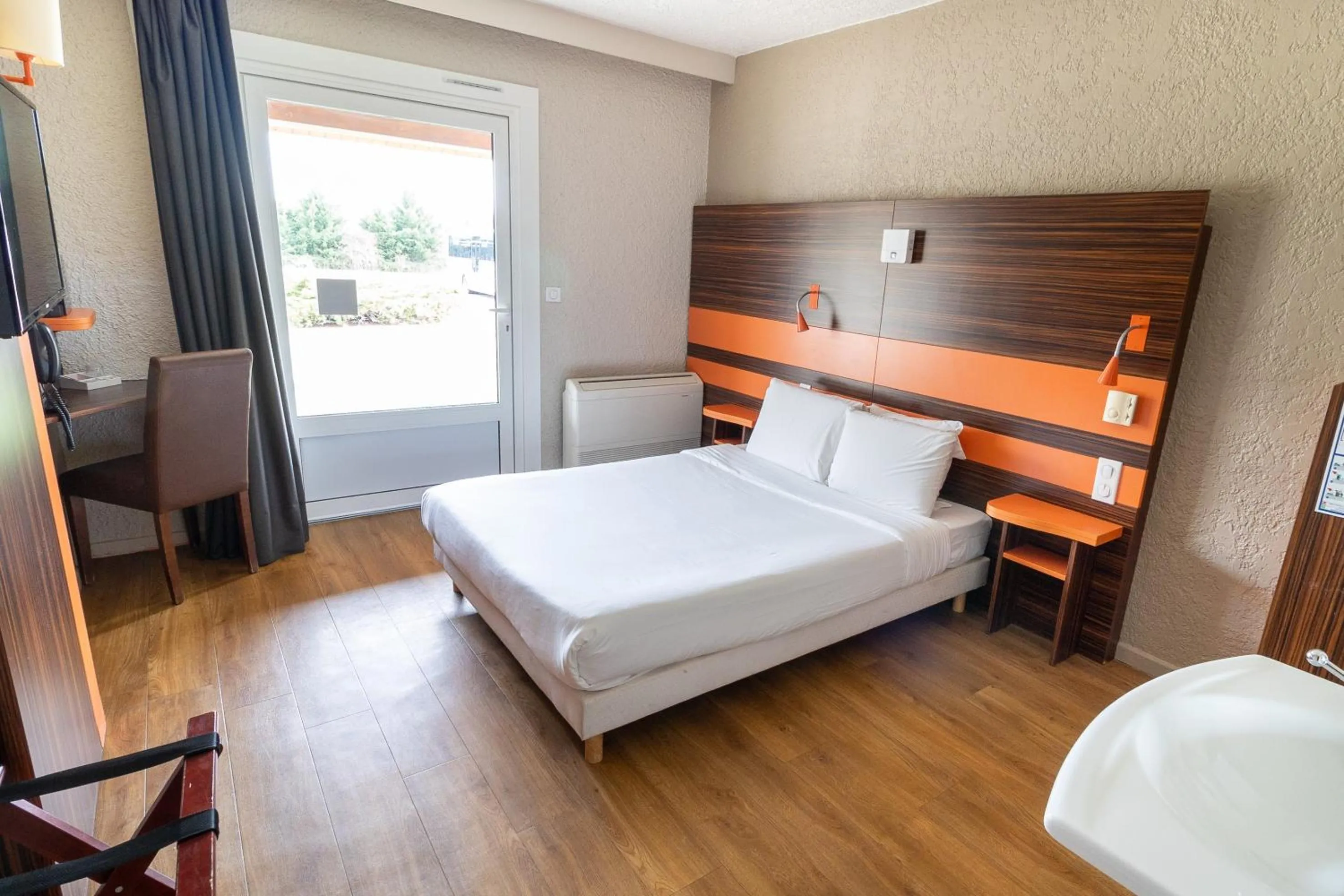 Bed in Kyriad Auxerre Appoigny