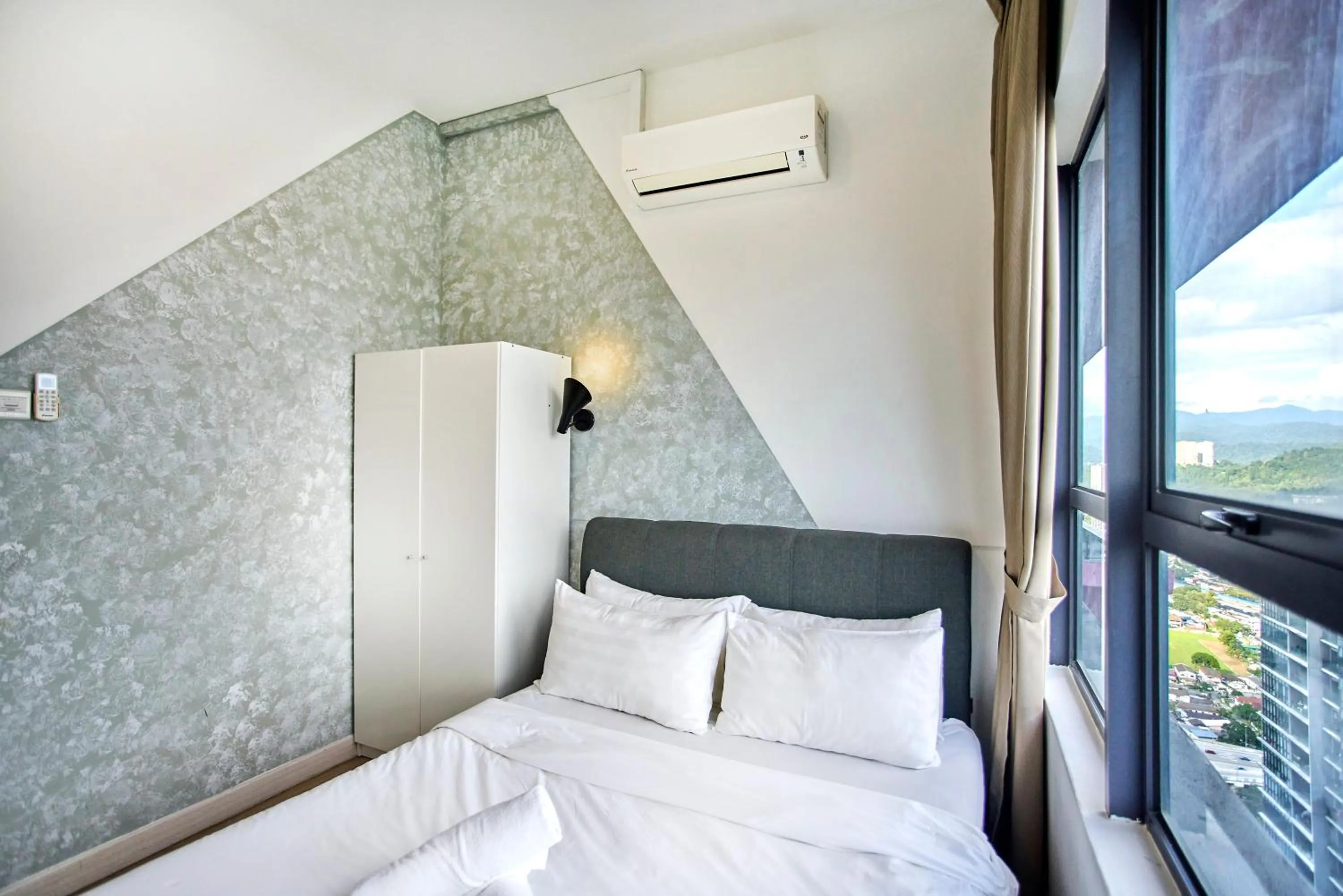 Bed in Arte Plus KLCC Designer Suites by Cobnb